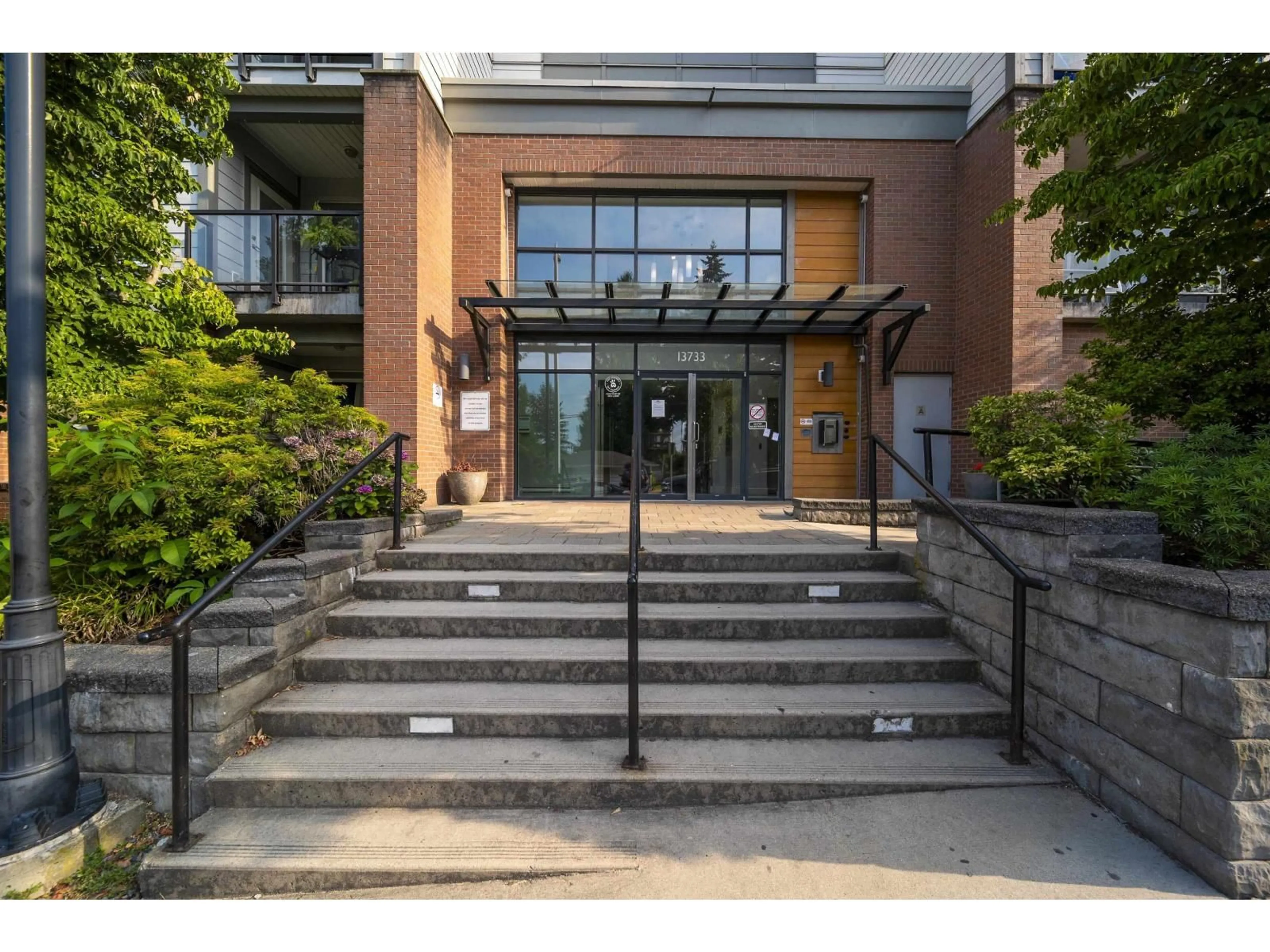 Indoor foyer for 222 - 13733 107A AVENUE, Surrey British Columbia V3T0B7