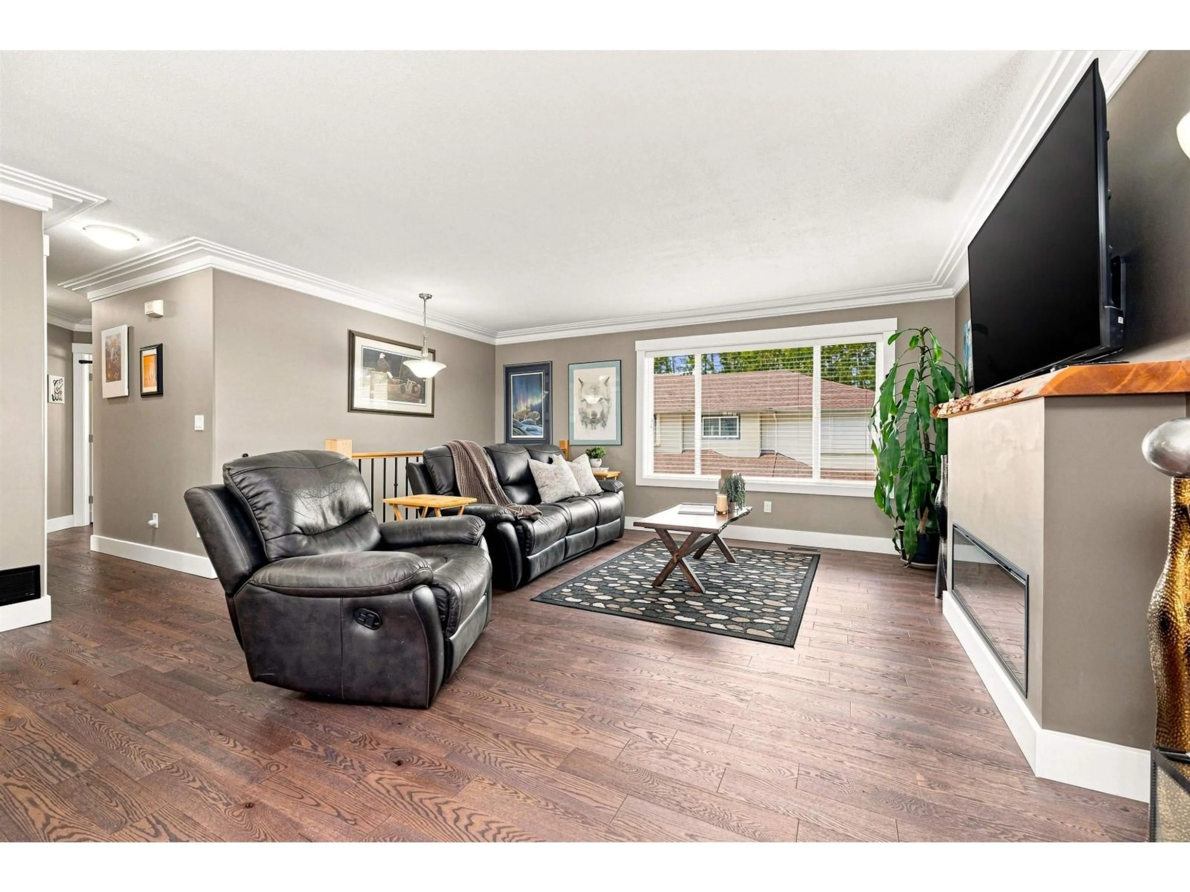Living room with furniture, wood/laminate floor for 52 - 34250 HAZELWOOD AVENUE, Abbotsford British Columbia V2S7L4