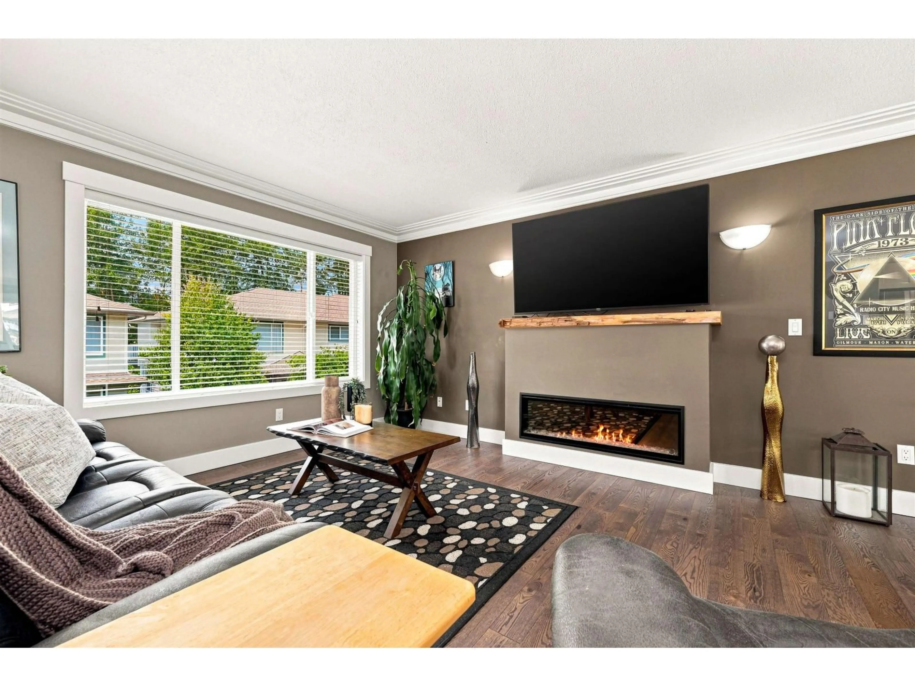 Living room with furniture, wood/laminate floor for 52 - 34250 HAZELWOOD AVENUE, Abbotsford British Columbia V2S7L4
