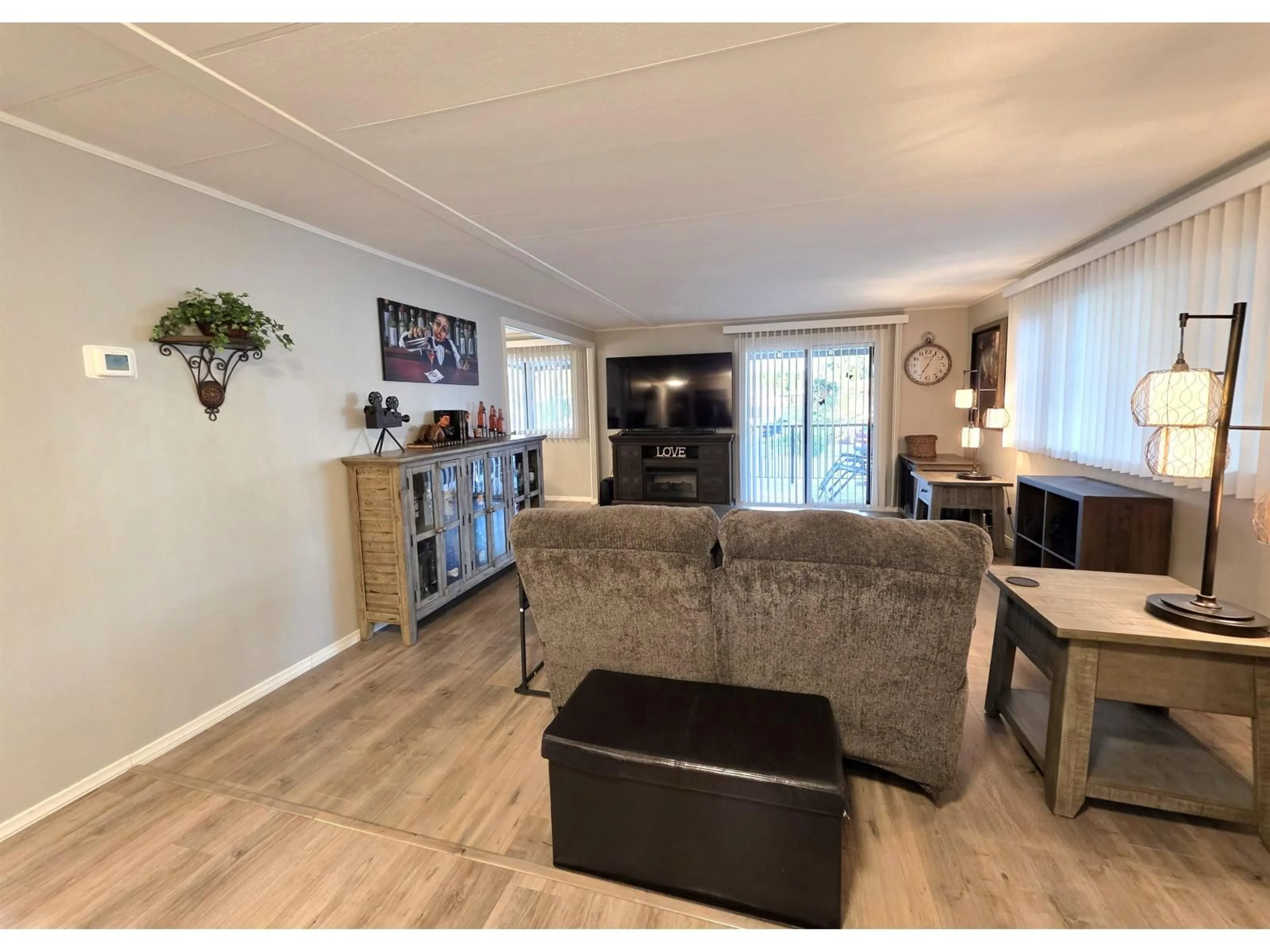 Living room with furniture, wood/laminate floor for 140 - 1840 160 STREET, Surrey British Columbia V4A4X4