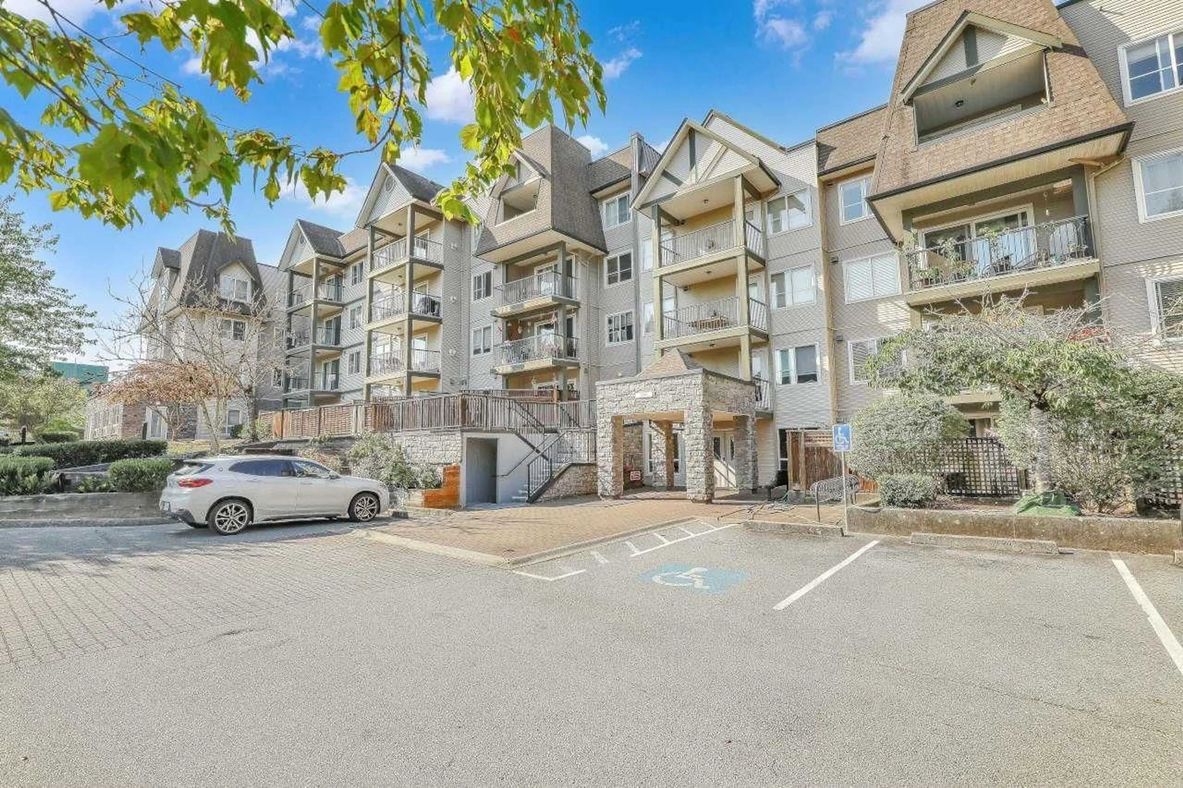 Patio, mountain view for 419 - 12083 92A AVENUE, Surrey British Columbia V3V8C8