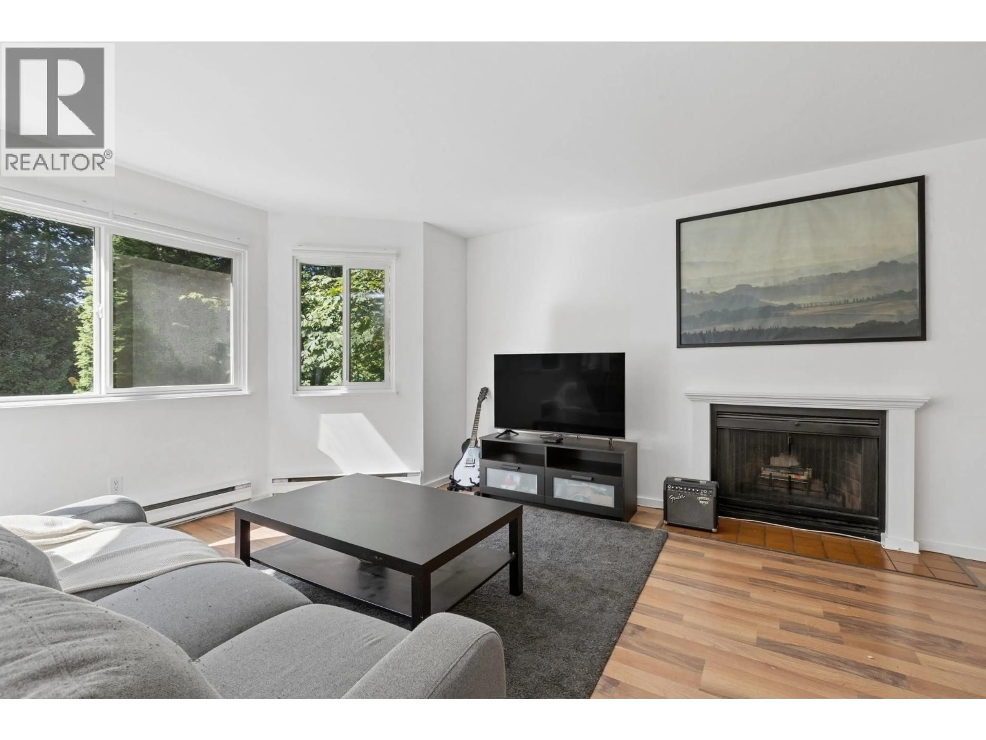 Living room with furniture, wood/laminate floor for 405 - 9880 MANCHESTER DRIVE, Burnaby British Columbia V3N4R3