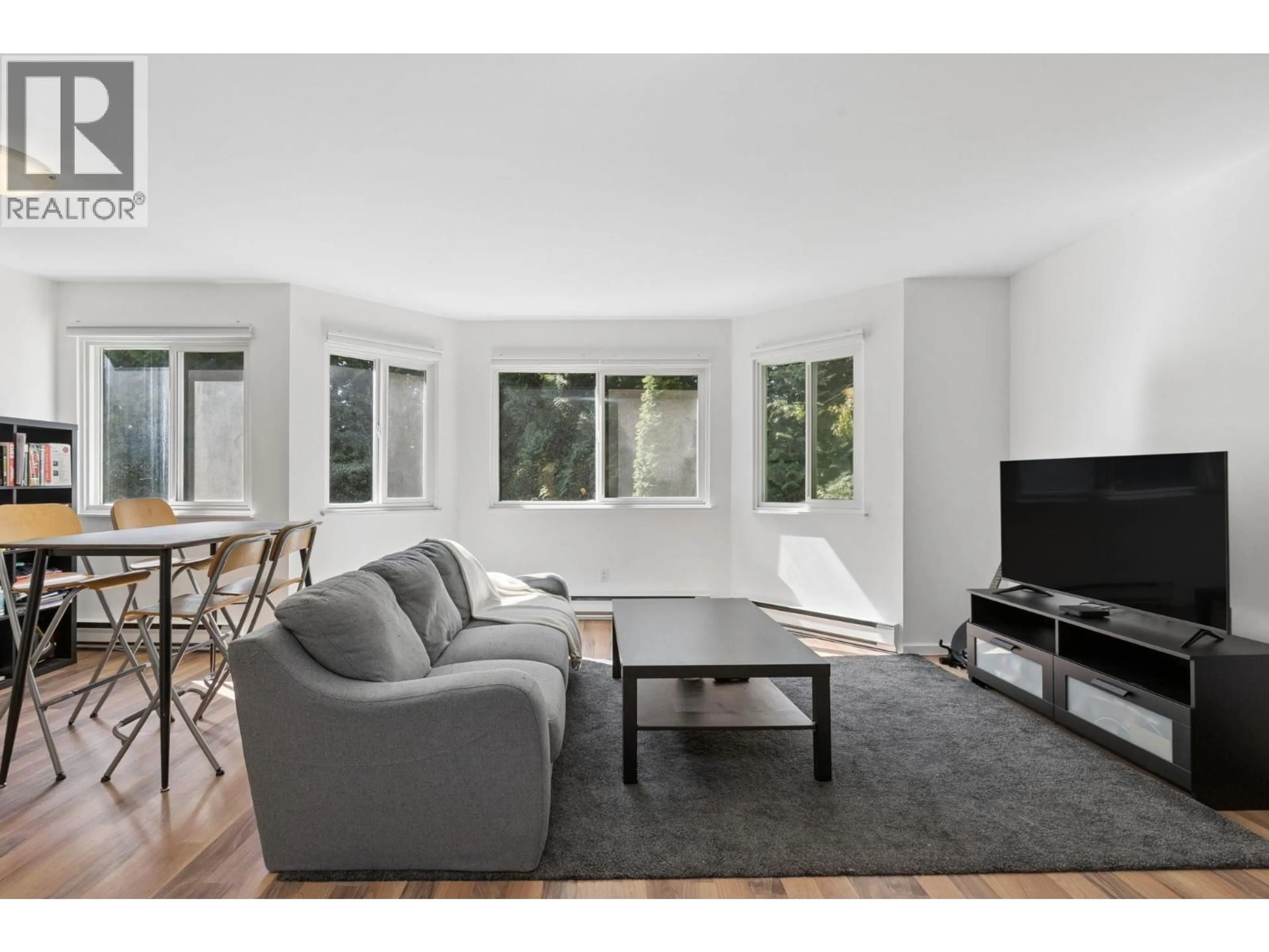 Living room with furniture, unknown for 405 - 9880 MANCHESTER DRIVE, Burnaby British Columbia V3N4R3