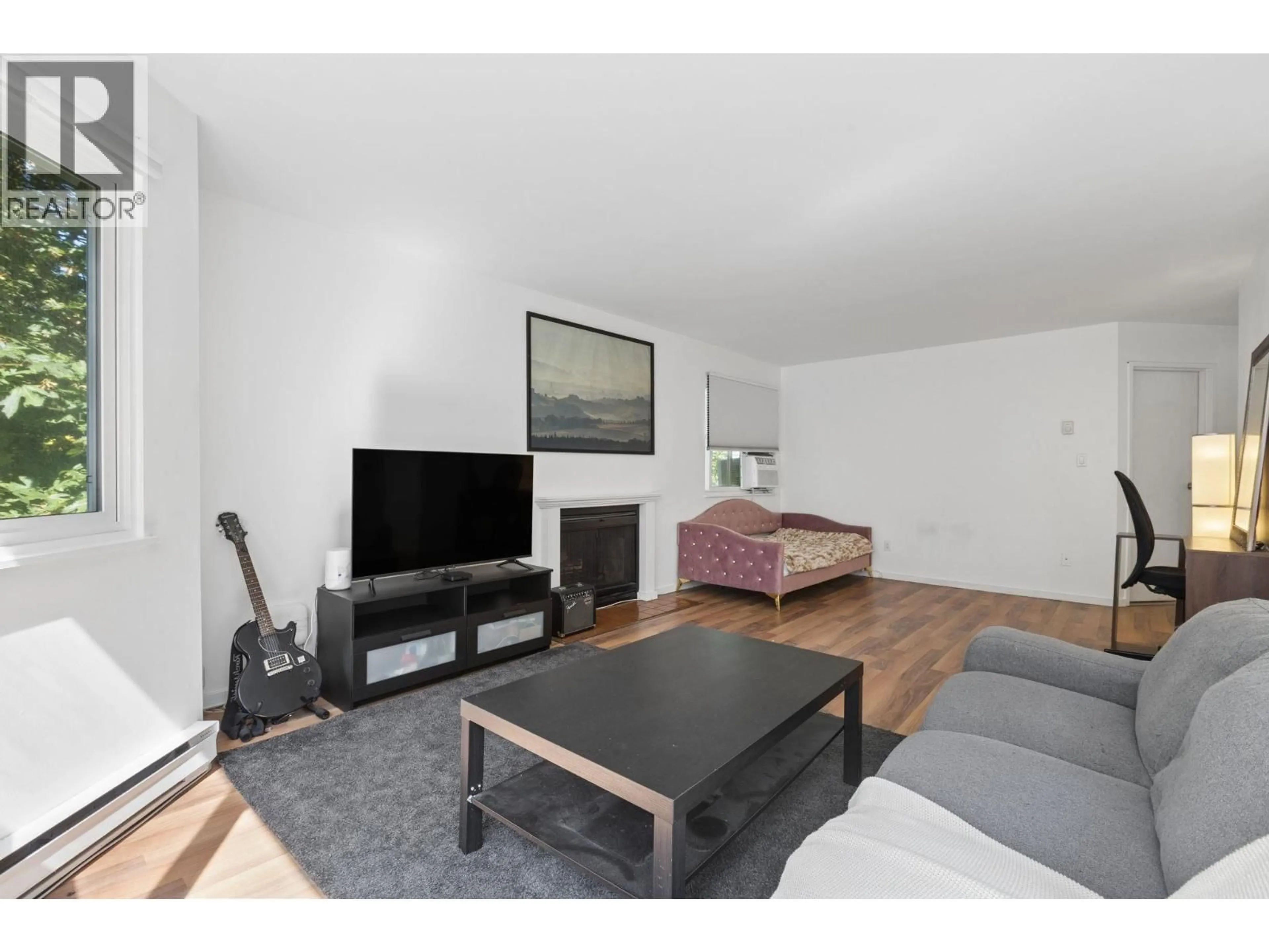 Living room with furniture, wood/laminate floor for 405 - 9880 MANCHESTER DRIVE, Burnaby British Columbia V3N4R3