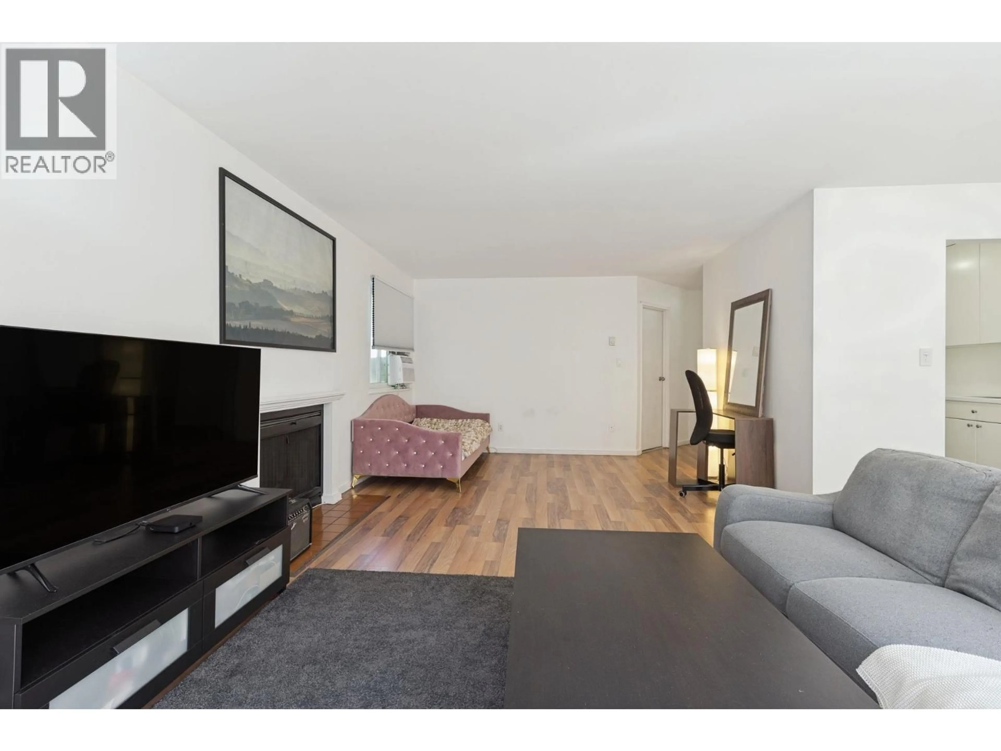 Living room with furniture, wood/laminate floor for 405 - 9880 MANCHESTER DRIVE, Burnaby British Columbia V3N4R3