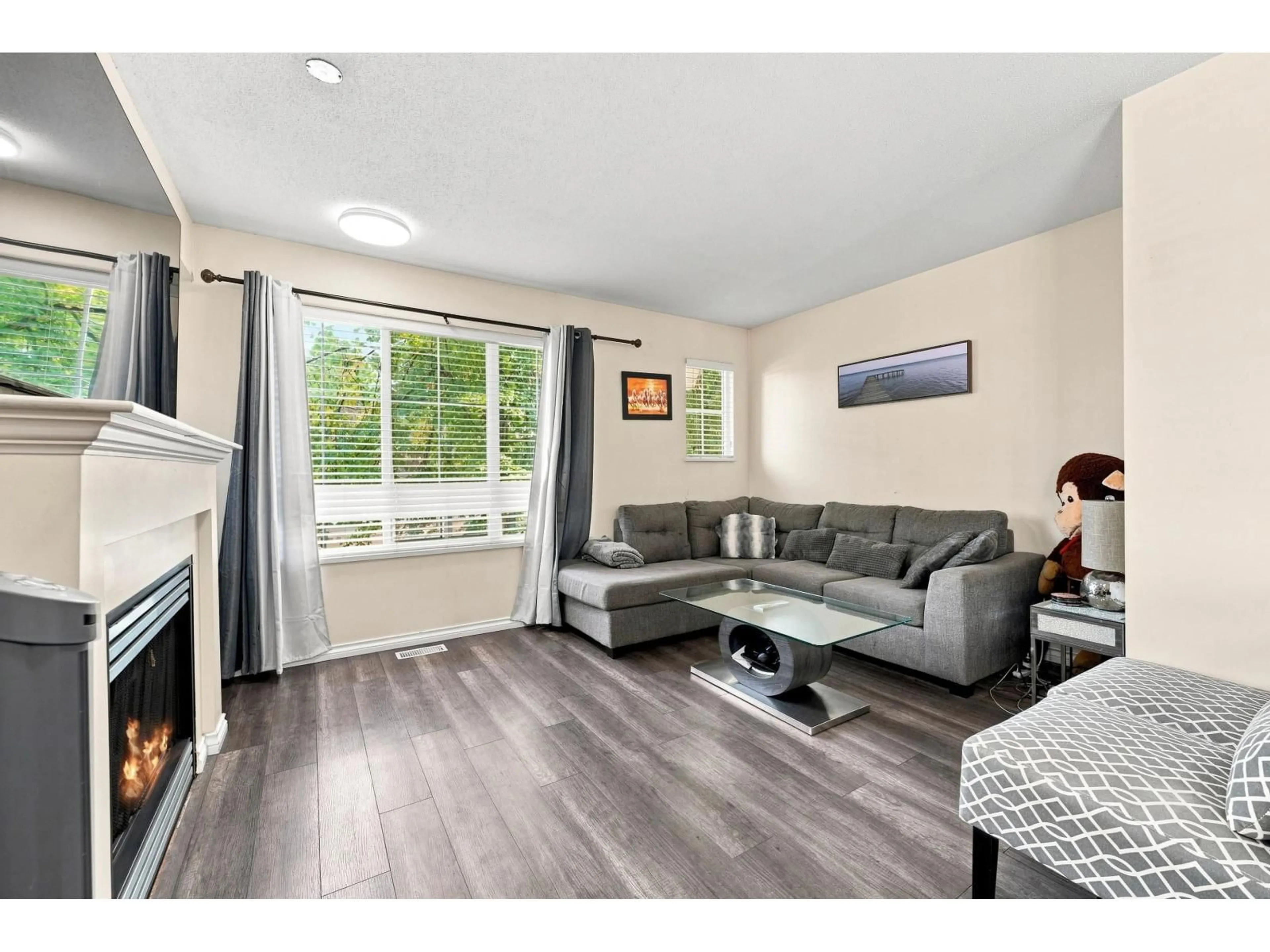 Living room with furniture, wood/laminate floor for 9 - 12778 66 AVENUE, Surrey British Columbia V3W1K9