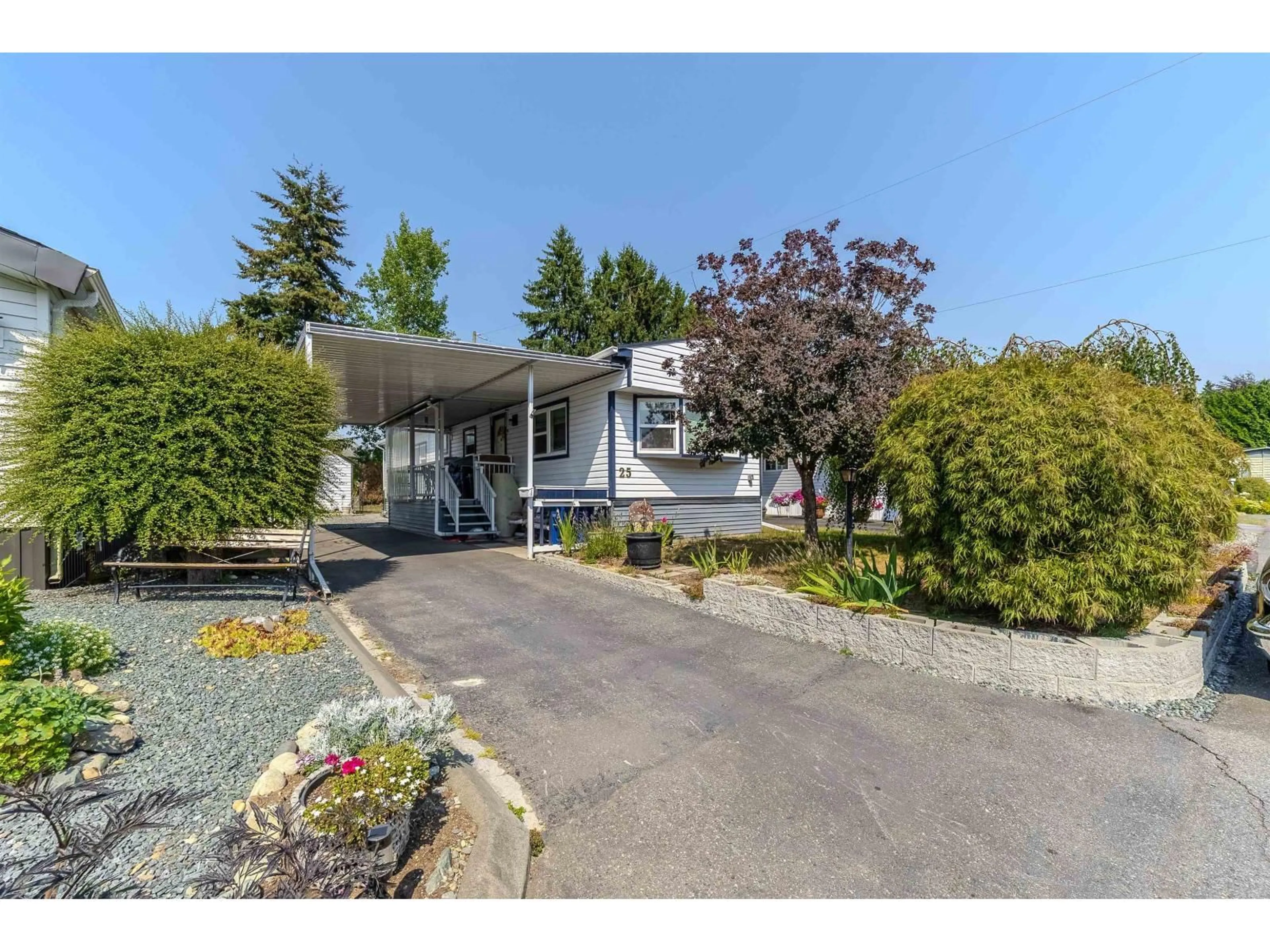 Home with vinyl exterior material, street for 25 - 31313 LIVINGSTONE AVENUE, Abbotsford British Columbia V2T4T1