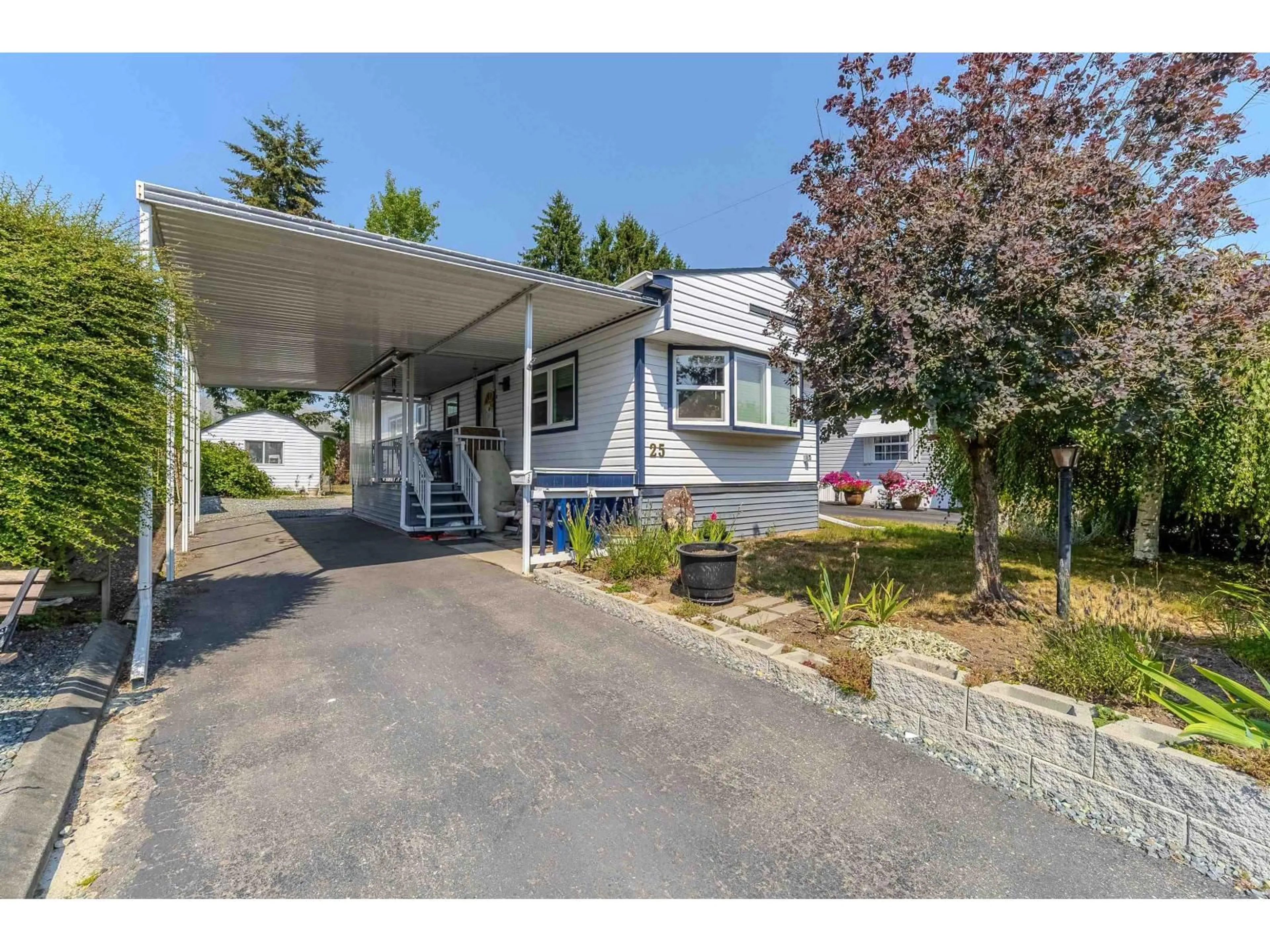 Home with vinyl exterior material, street for 25 - 31313 LIVINGSTONE AVENUE, Abbotsford British Columbia V2T4T1