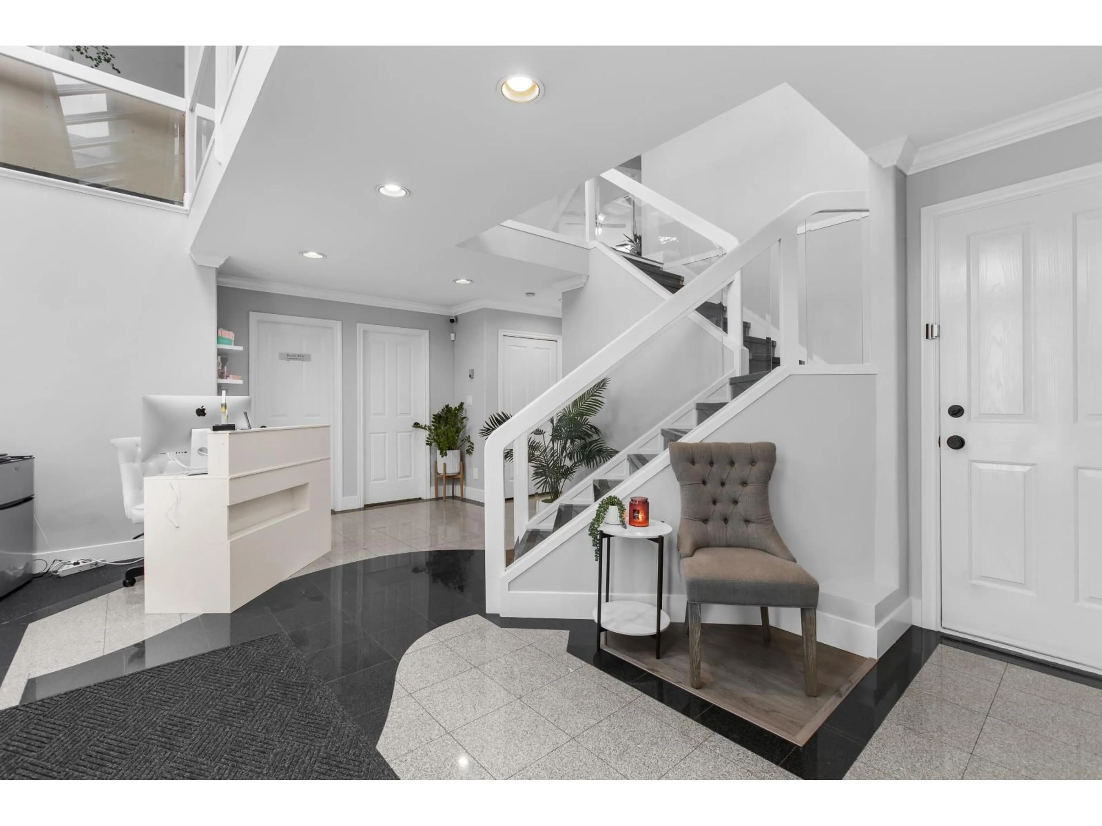 Indoor foyer for 1170 DOLPHIN STREET, White Rock British Columbia V4B4G8