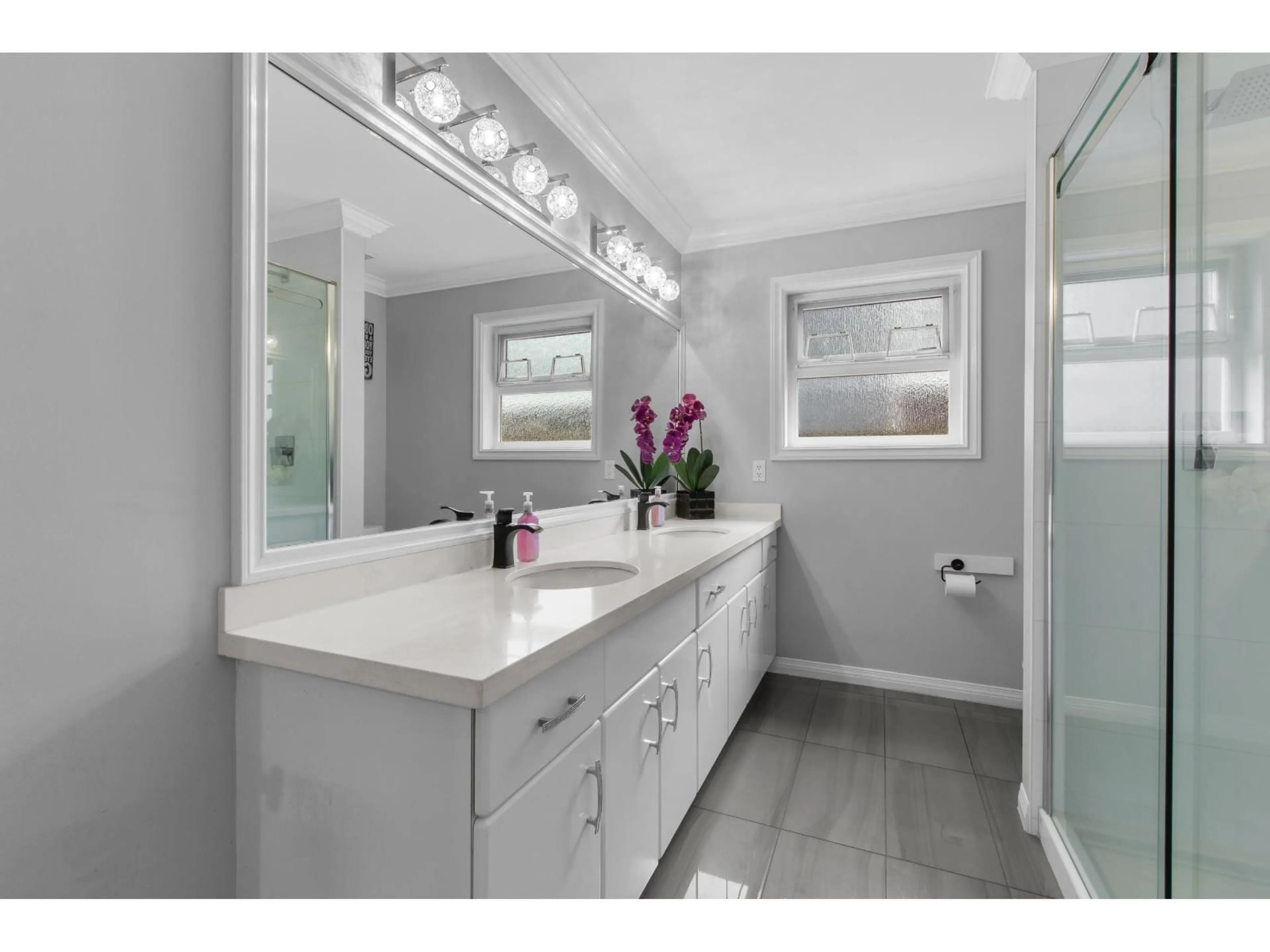 Contemporary bathroom, ceramic/tile floor for 1170 DOLPHIN STREET, White Rock British Columbia V4B4G8