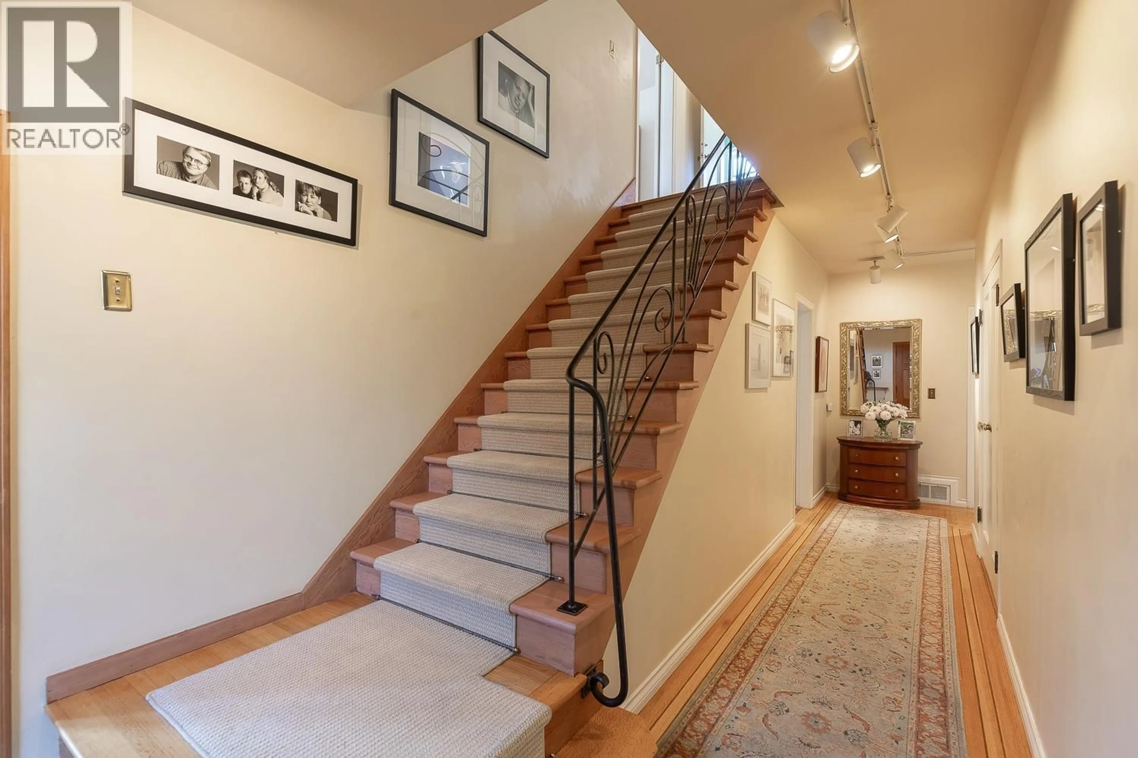 Indoor foyer for 1738 66TH AVENUE, Vancouver British Columbia V6P2S3