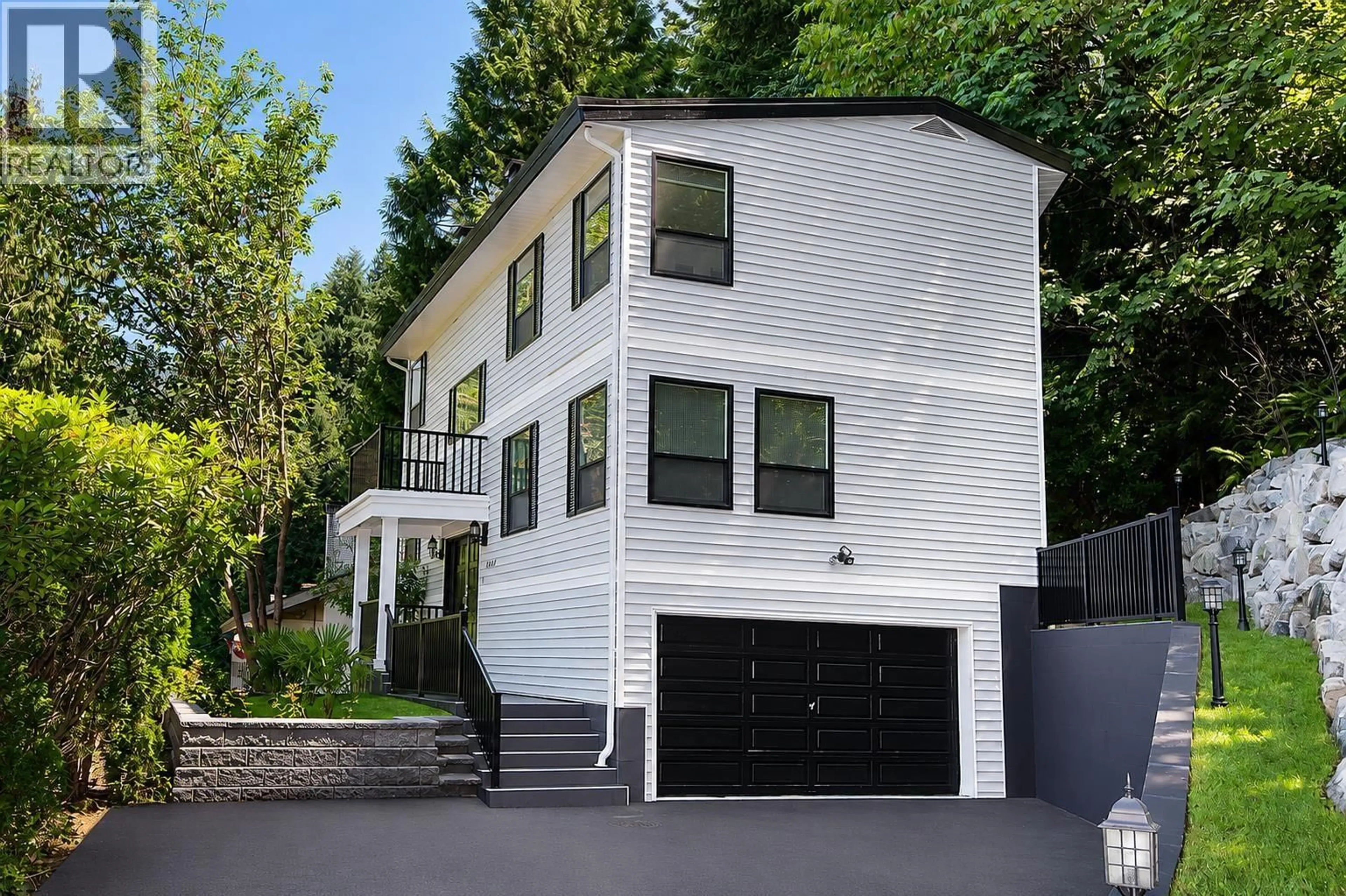Home with vinyl exterior material, street for 5530 GREENLEAF ROAD, West Vancouver British Columbia V7W1N6