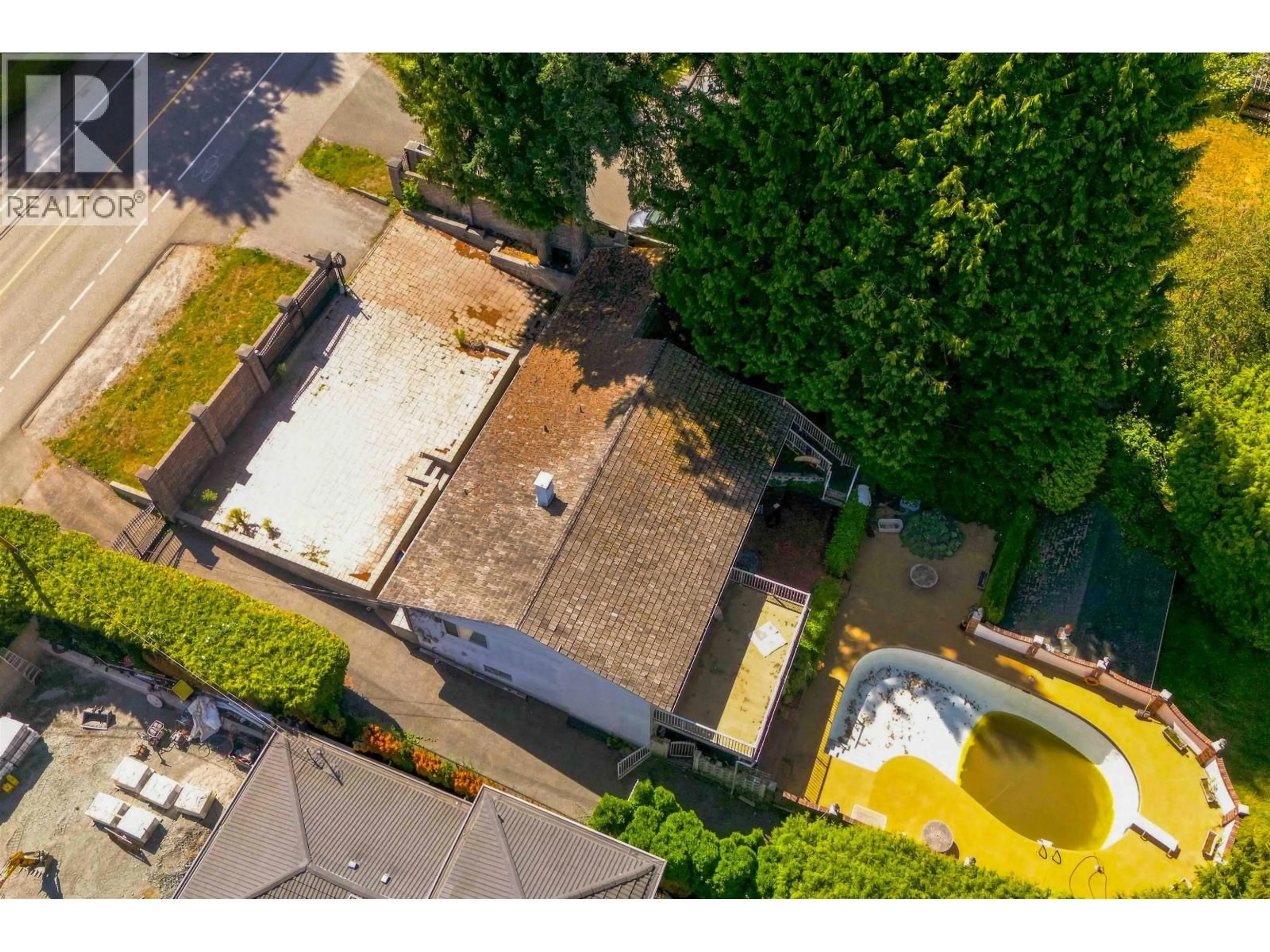 A pic from outside/outdoor area/front of a property/back of a property/a pic from drone, street for 7581 BURRIS STREET, Burnaby British Columbia V5E1Z1