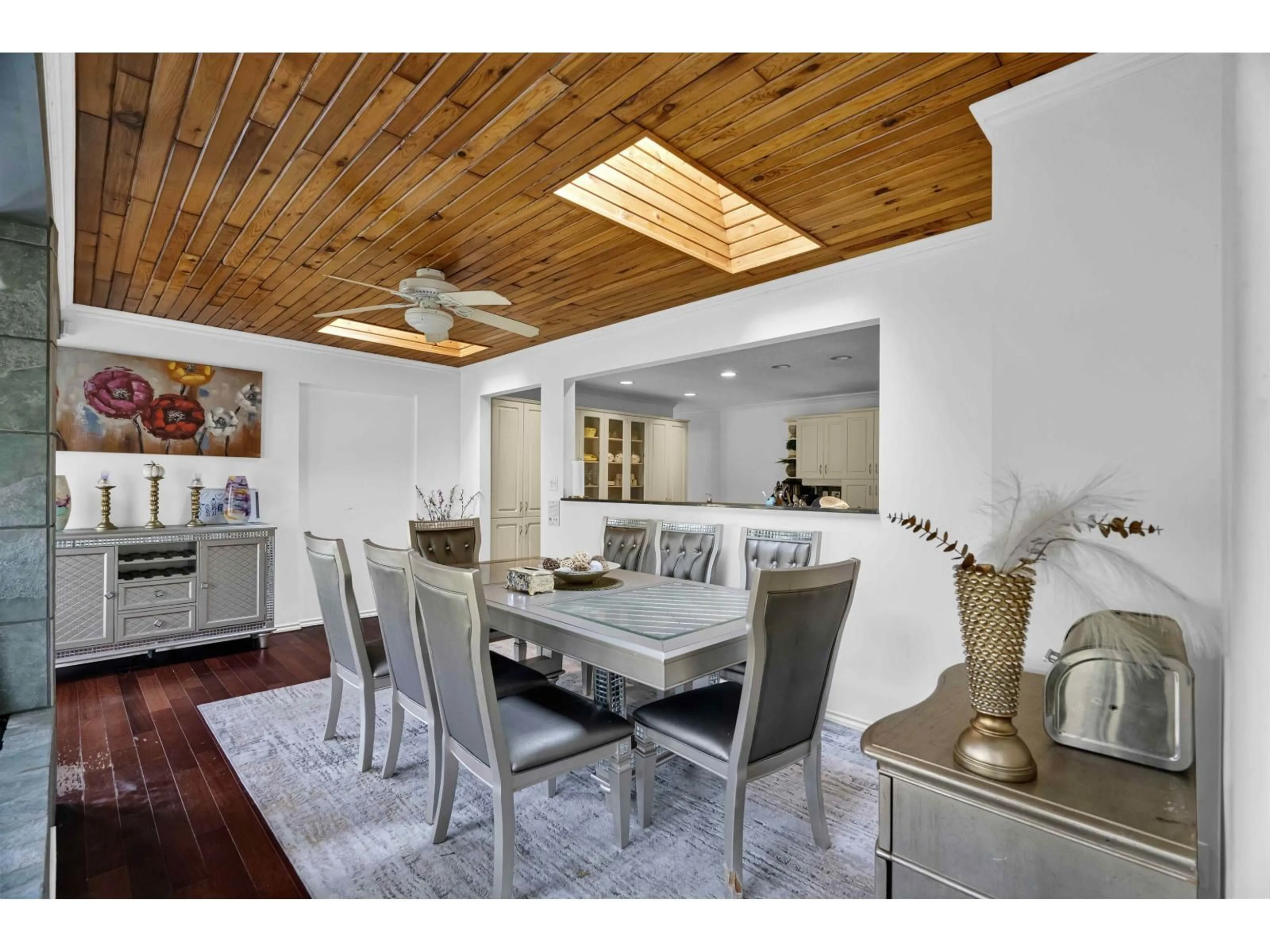 Dining room, wood/laminate floor for 12921 SOUTHRIDGE DRIVE, Surrey British Columbia V3X3C7