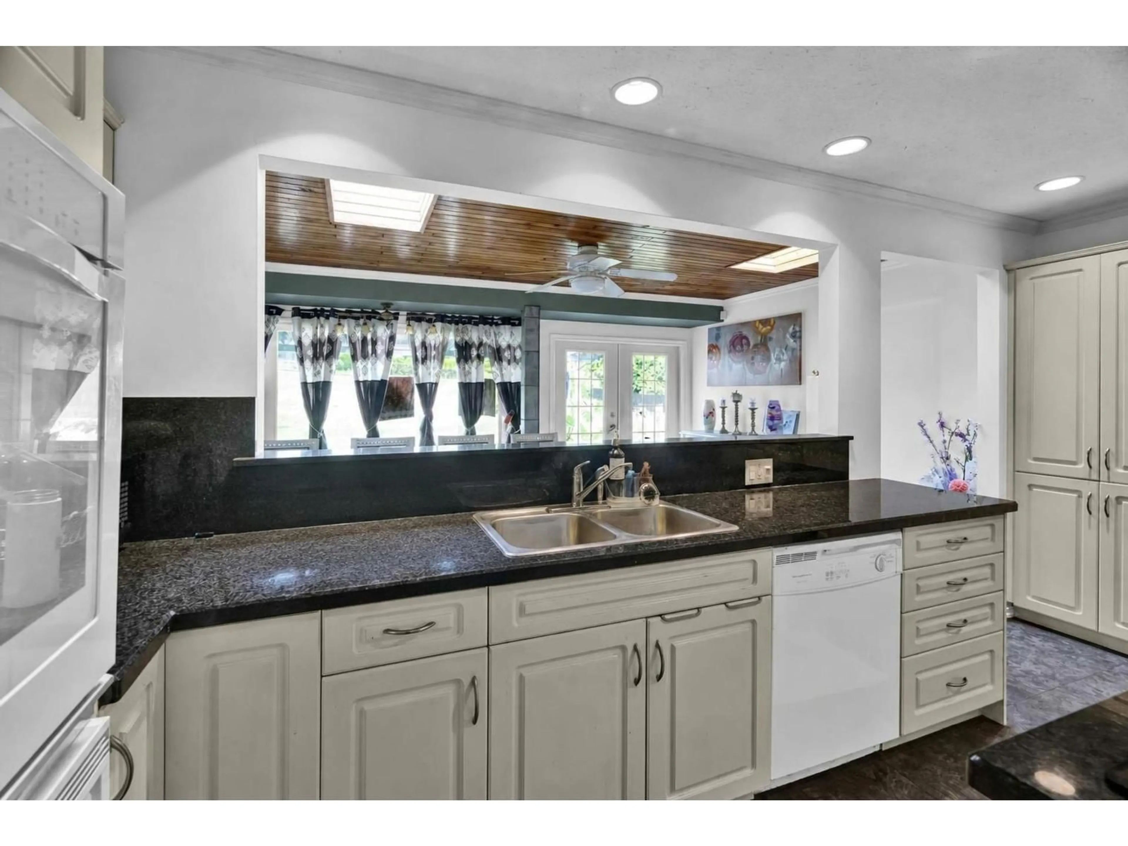 Contemporary kitchen, ceramic/tile floor for 12921 SOUTHRIDGE DRIVE, Surrey British Columbia V3X3C7