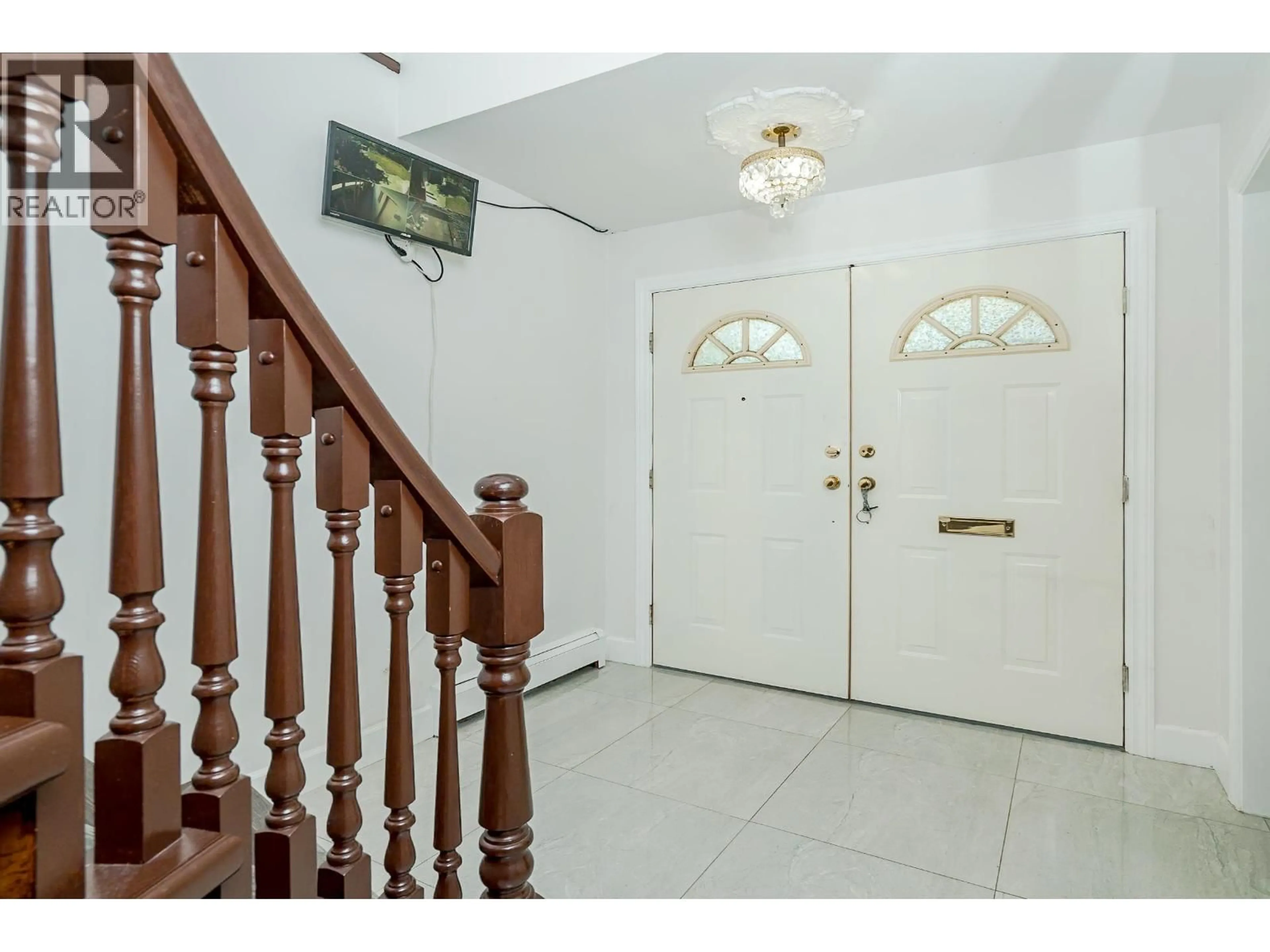 Indoor foyer for 6074 SHERBROOKE STREET, Vancouver British Columbia V5W3N2