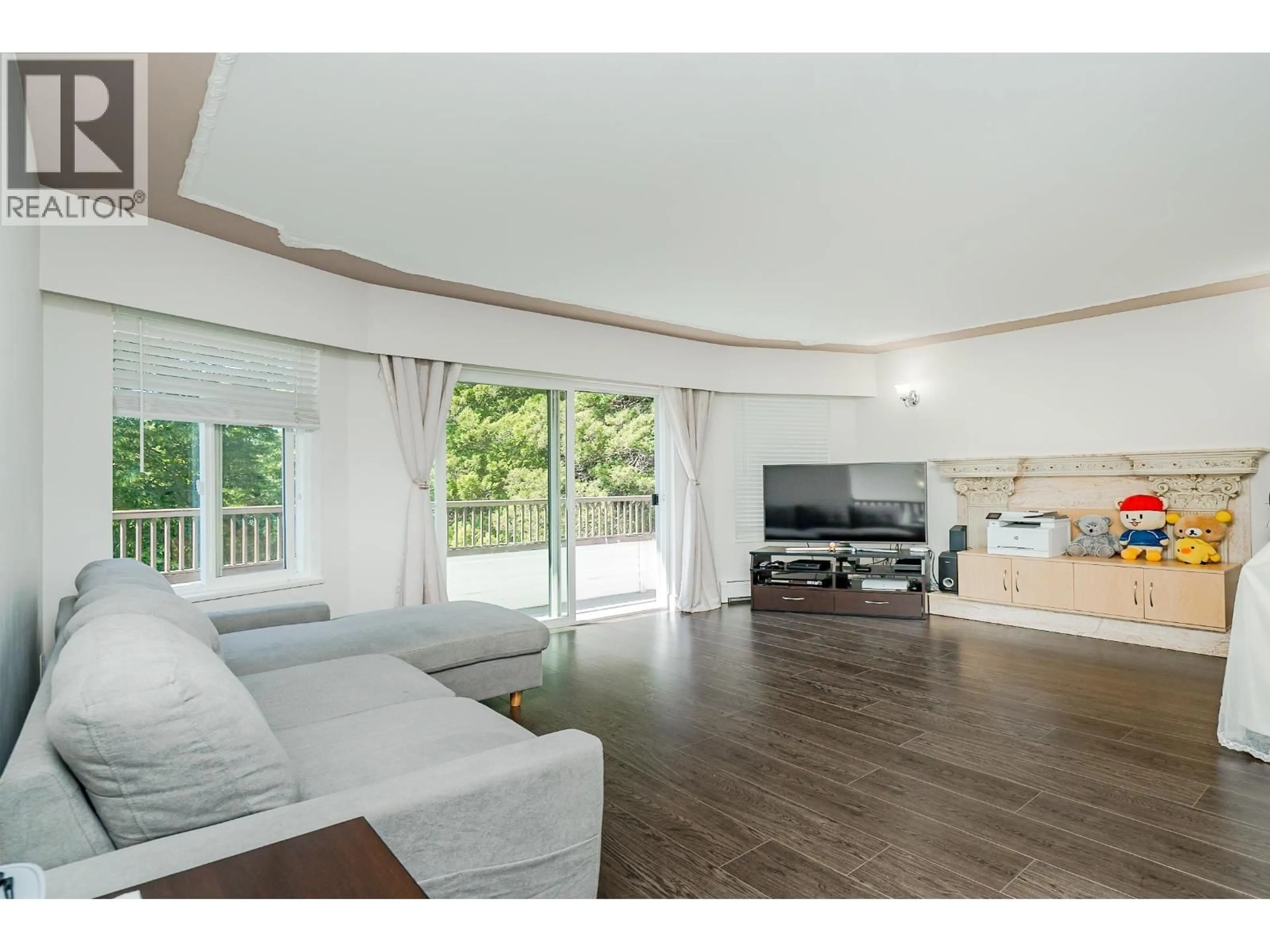 Living room with furniture, wood/laminate floor for 6074 SHERBROOKE STREET, Vancouver British Columbia V5W3N2