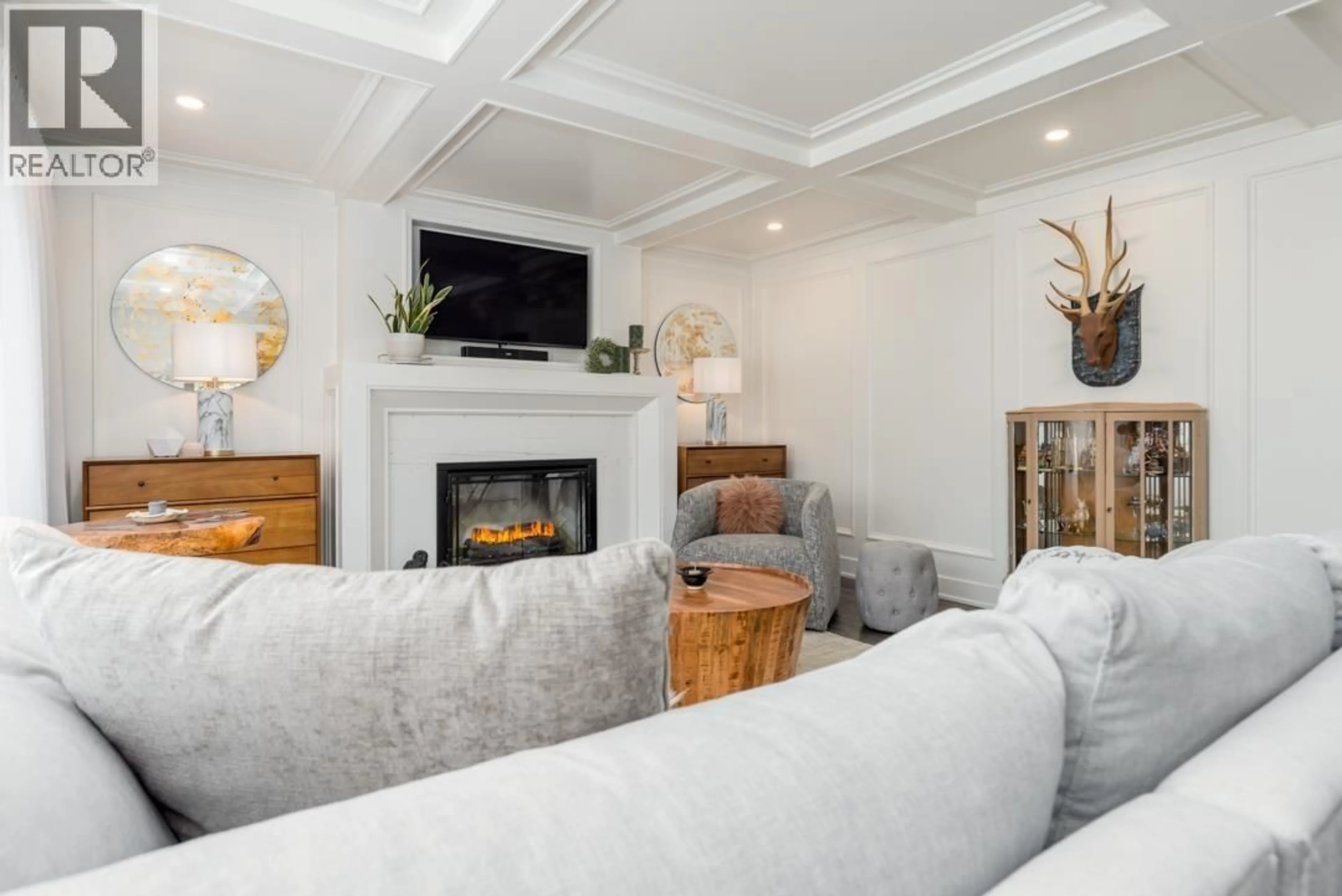 Living room with furniture, unknown for 39726 GOVERNMENT ROAD, Squamish British Columbia V8B0G3