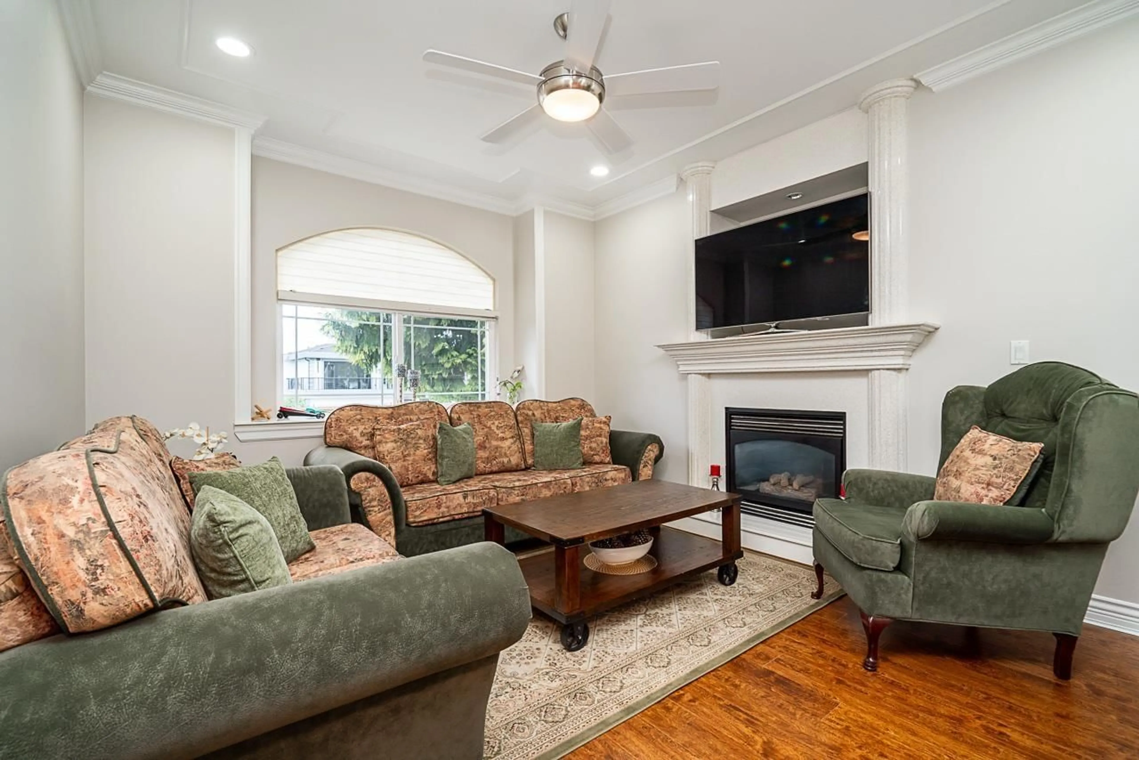 Living room with furniture, unknown for 12623 90A AVENUE, Surrey British Columbia V3V1C6