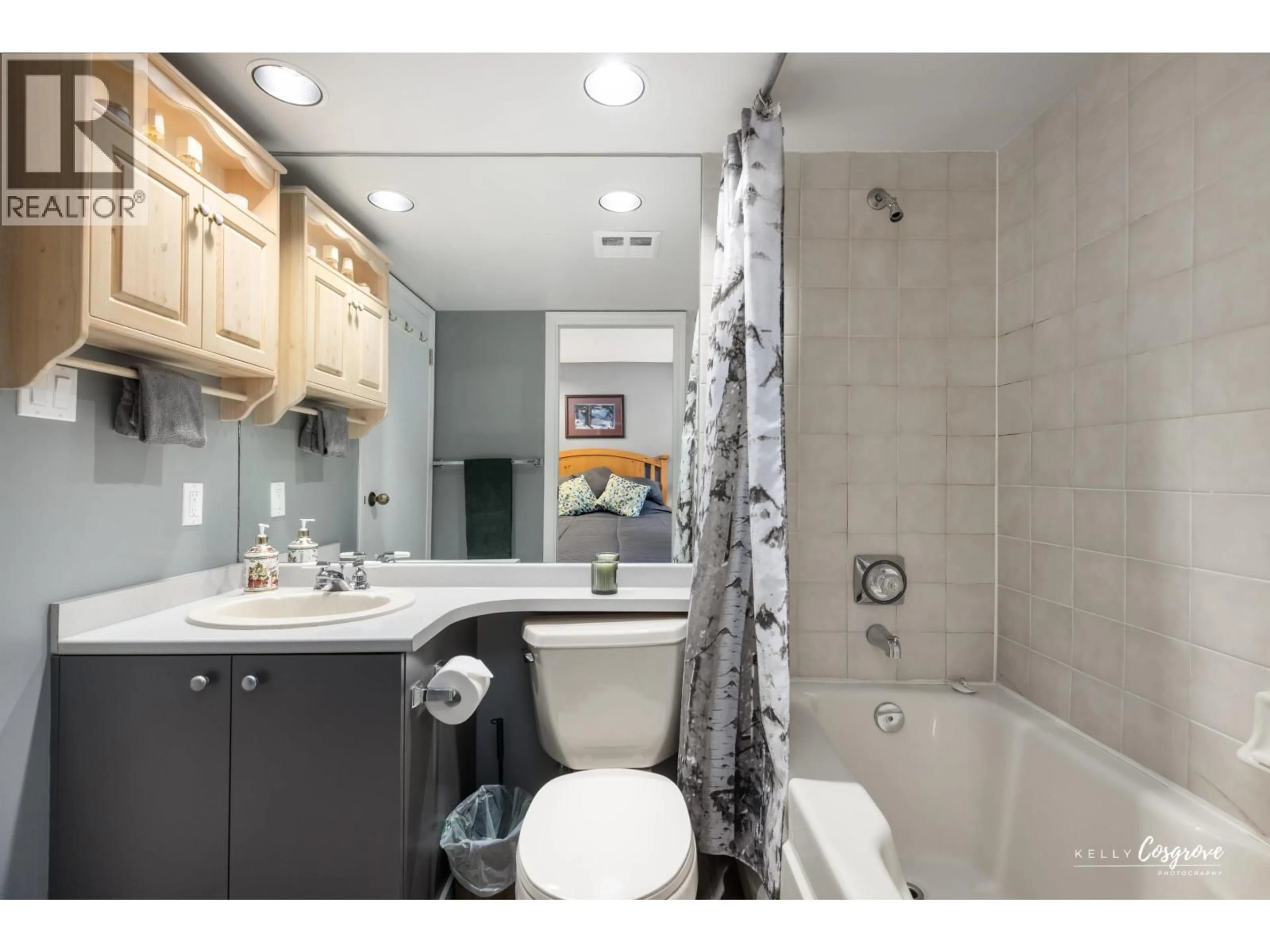 Standard bathroom, ceramic/tile floor for 801 - 3050 HILLCREST DRIVE, Whistler British Columbia V8E0T8