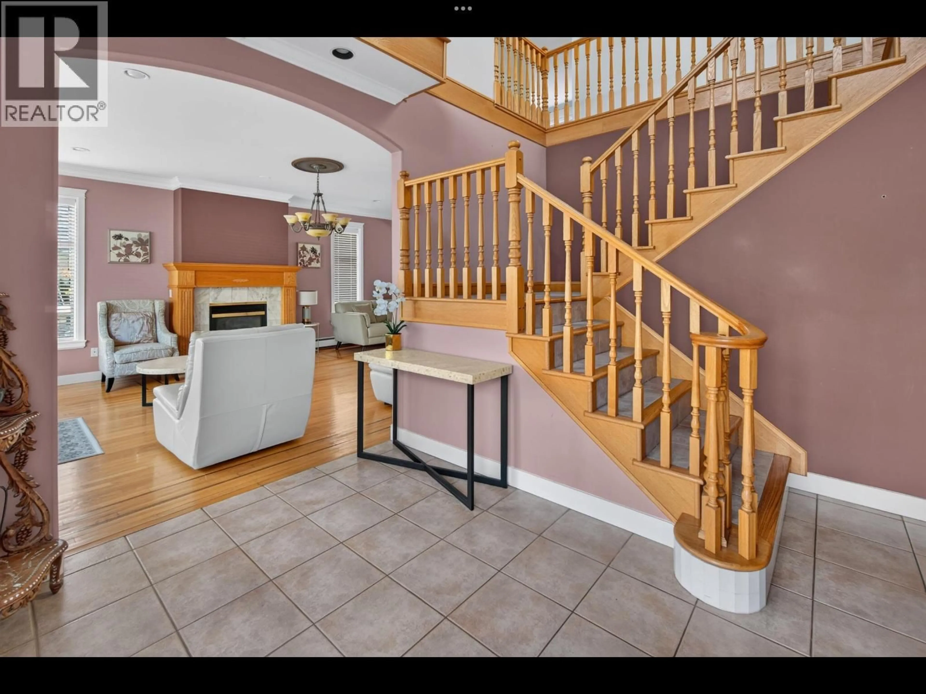 Indoor entryway for 4326 RUMBLE STREET, Burnaby British Columbia V5J2A1