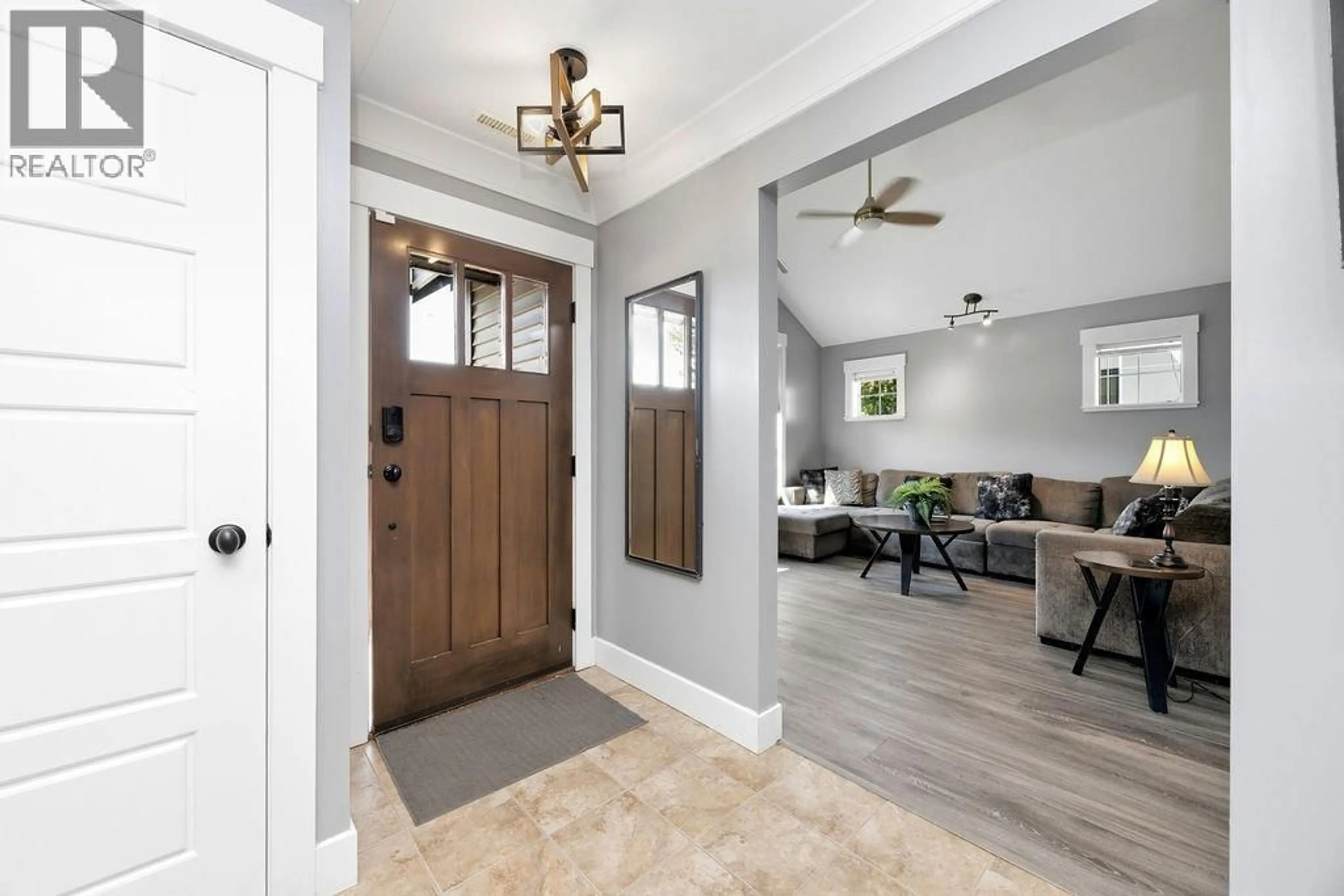 Indoor entryway for 1048 WOODSWORTH ROAD, Gibsons British Columbia V0N1V7