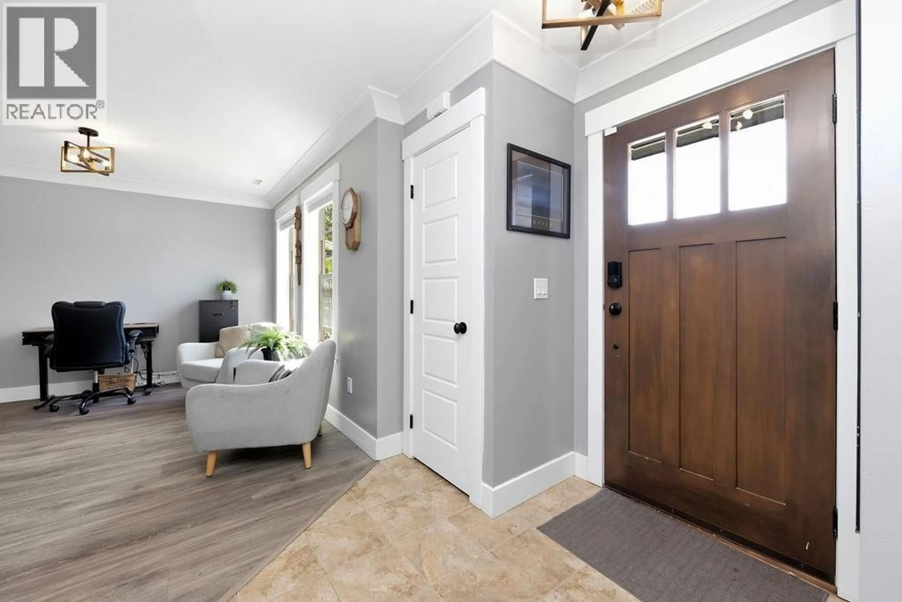Indoor entryway for 1048 WOODSWORTH ROAD, Gibsons British Columbia V0N1V7