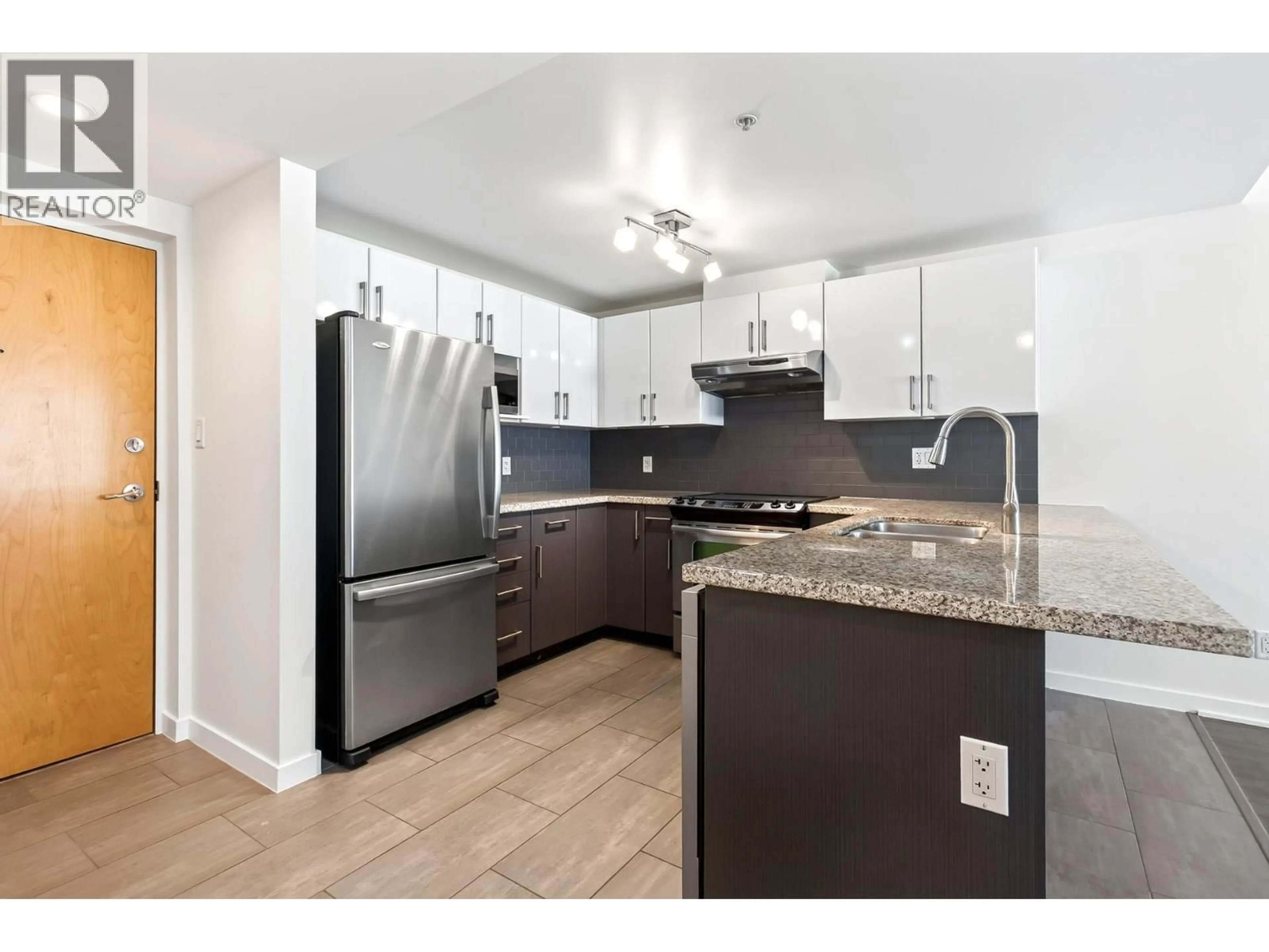Standard kitchen, wood/laminate floor for 406 - 14 BEGBIE STREET, New Westminster British Columbia V3M0C4