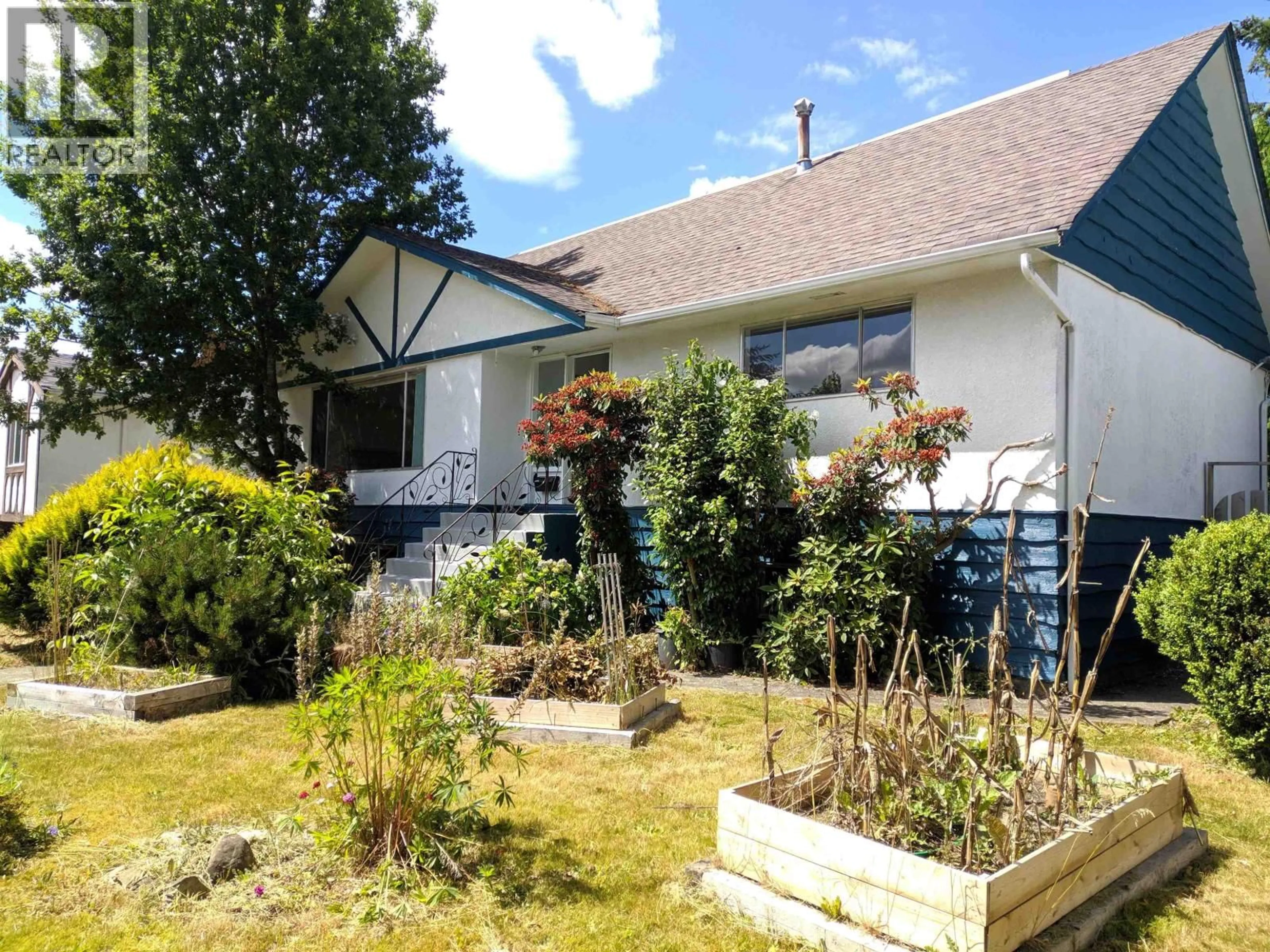 A pic from outside/outdoor area/front of a property/back of a property/a pic from drone, street for 6319 LOCHDALE STREET, Burnaby British Columbia V5B2M6