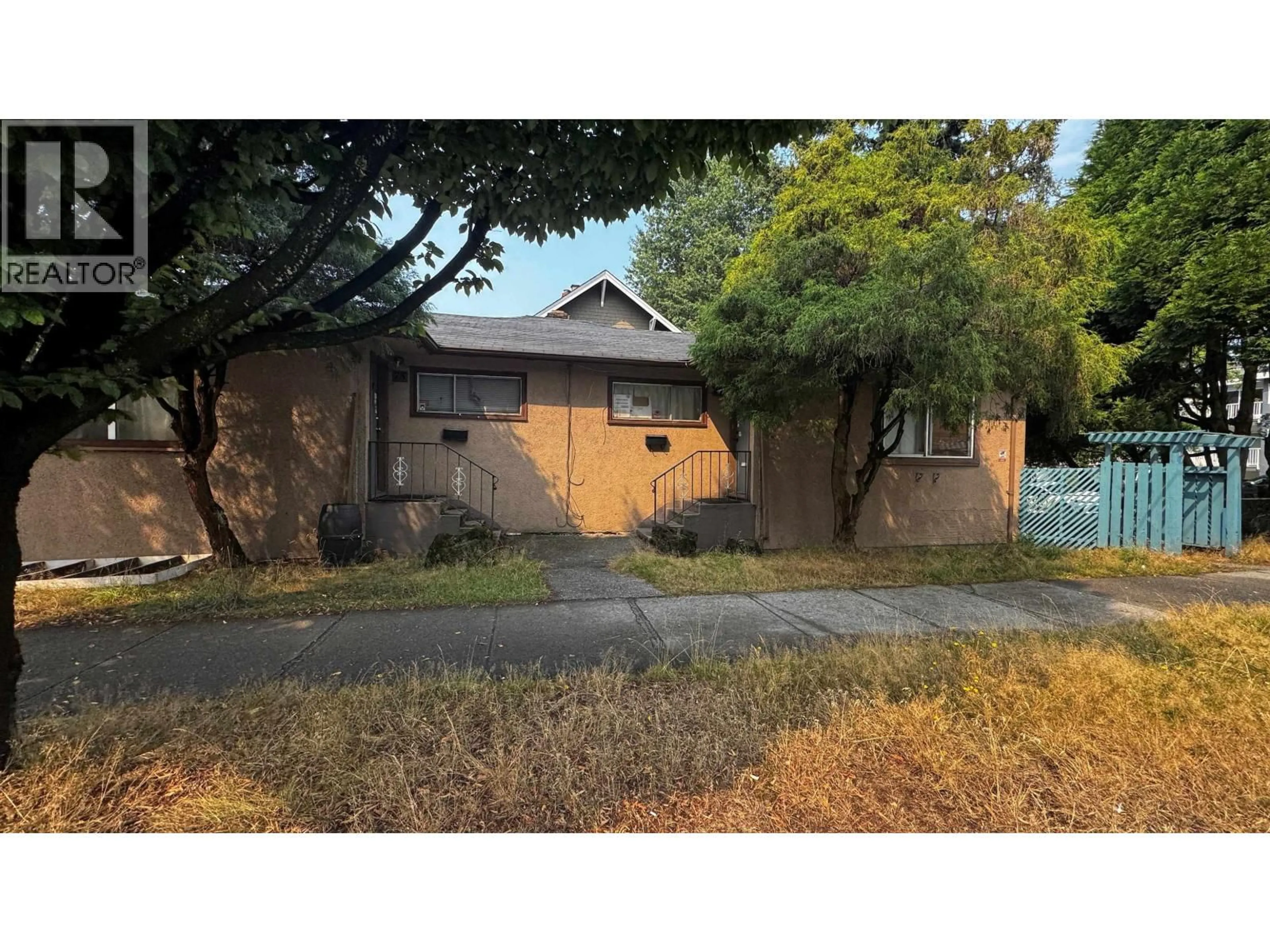 A pic from outside/outdoor area/front of a property/back of a property/a pic from drone, street for 75 NANAIMO STREET, Vancouver British Columbia V5L3G3
