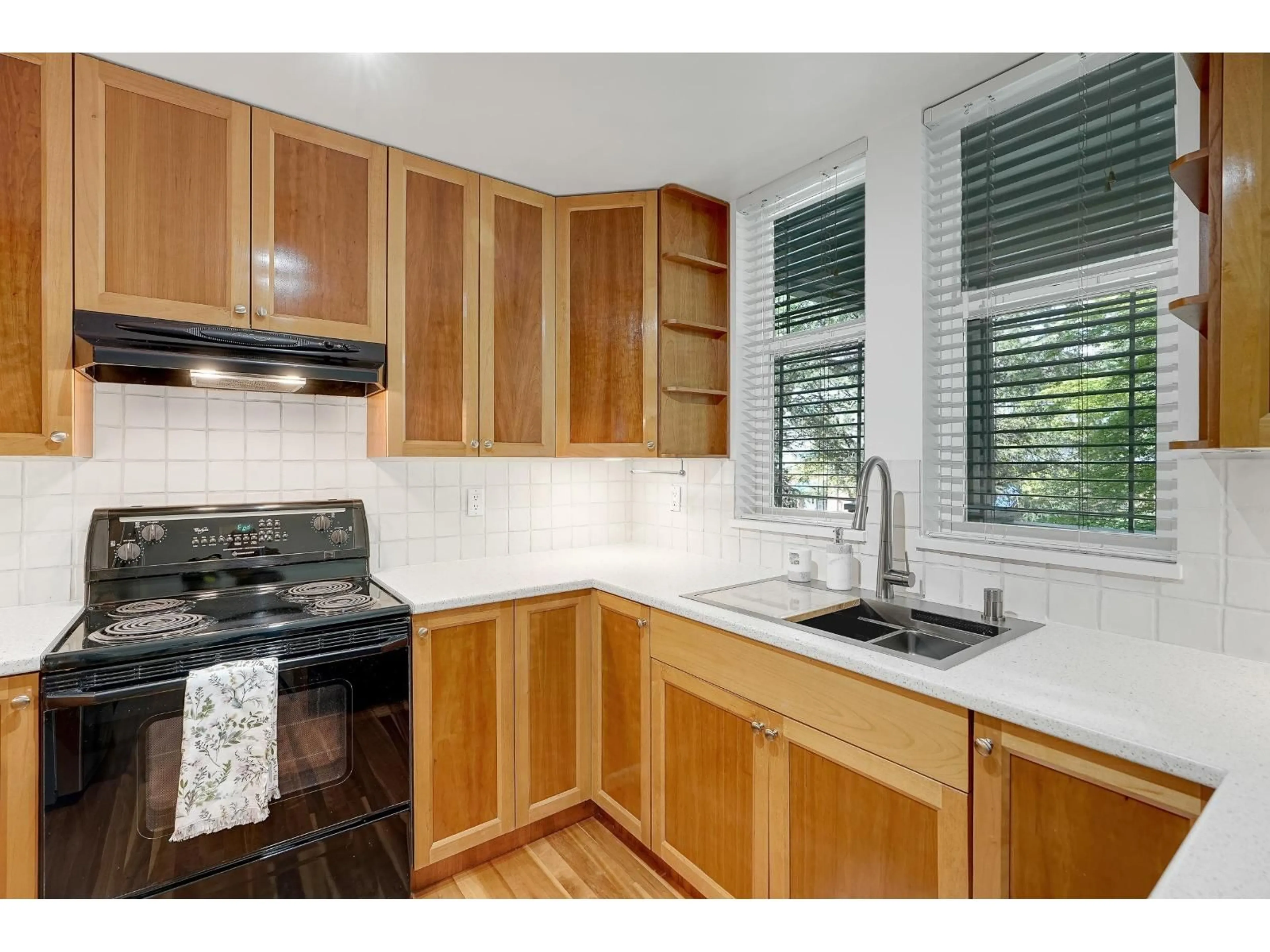Standard kitchen, unknown for 211 - 15350 16A AVENUE, Surrey British Columbia V4A1S9
