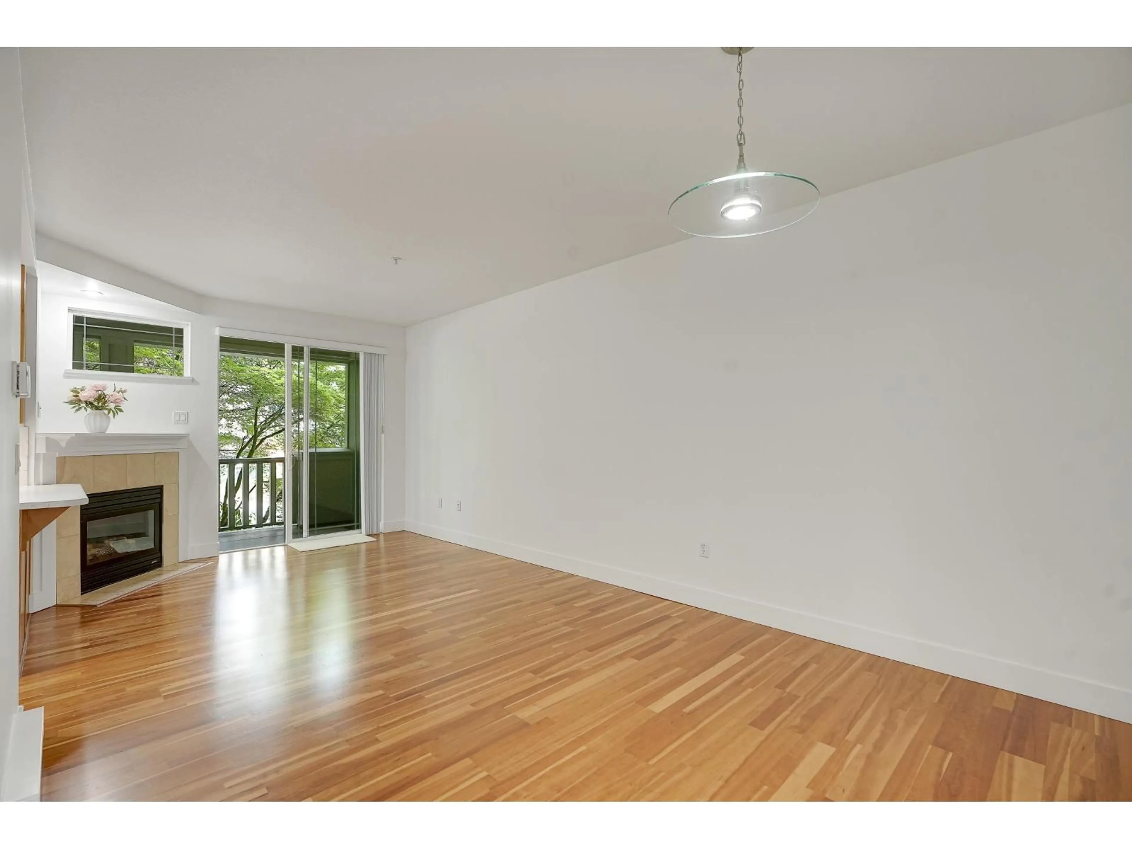 A pic of a room for 211 - 15350 16A AVENUE, Surrey British Columbia V4A1S9