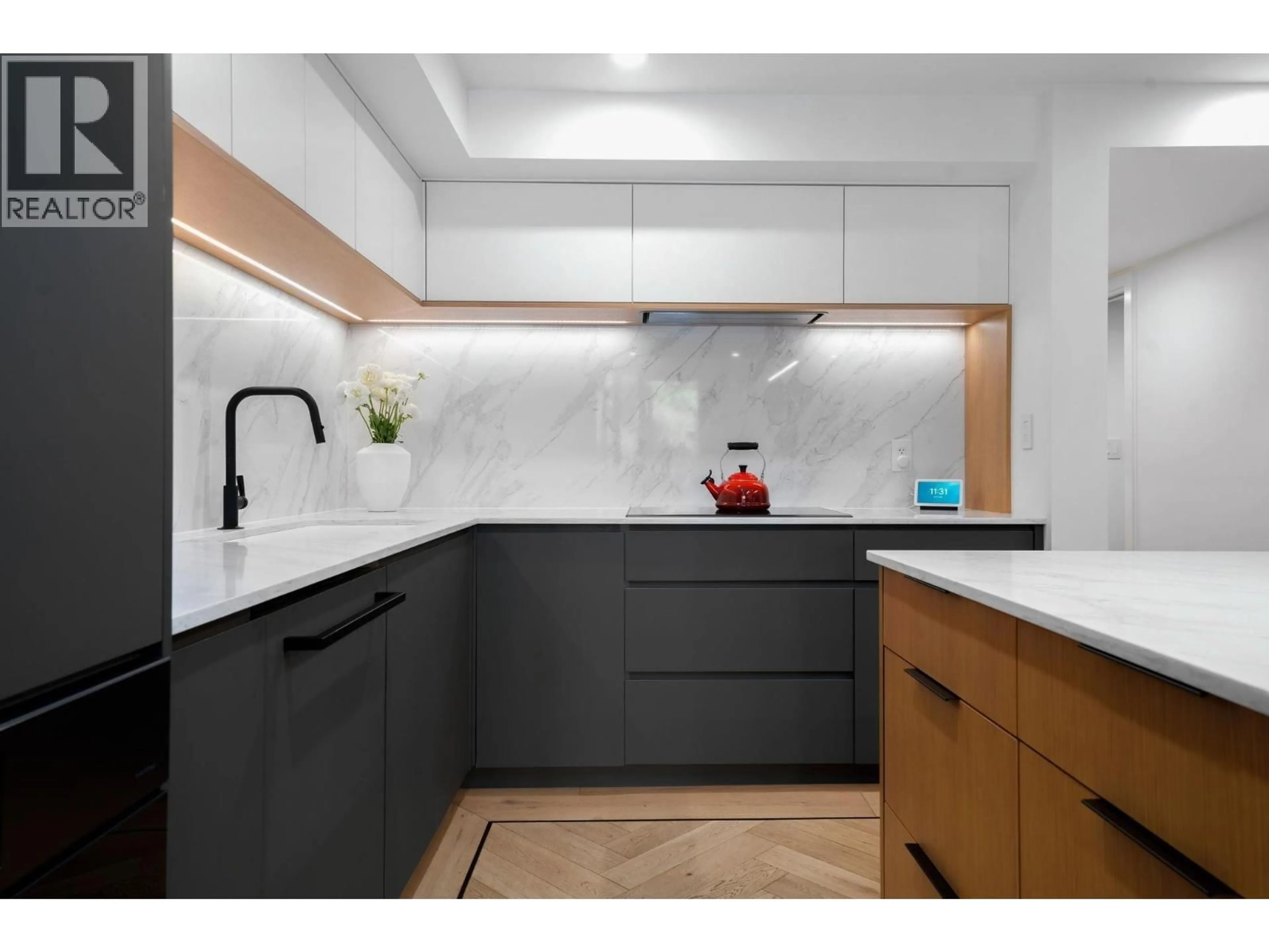 Contemporary kitchen, unknown for 918 HOMER STREET, Vancouver British Columbia V6B1T7