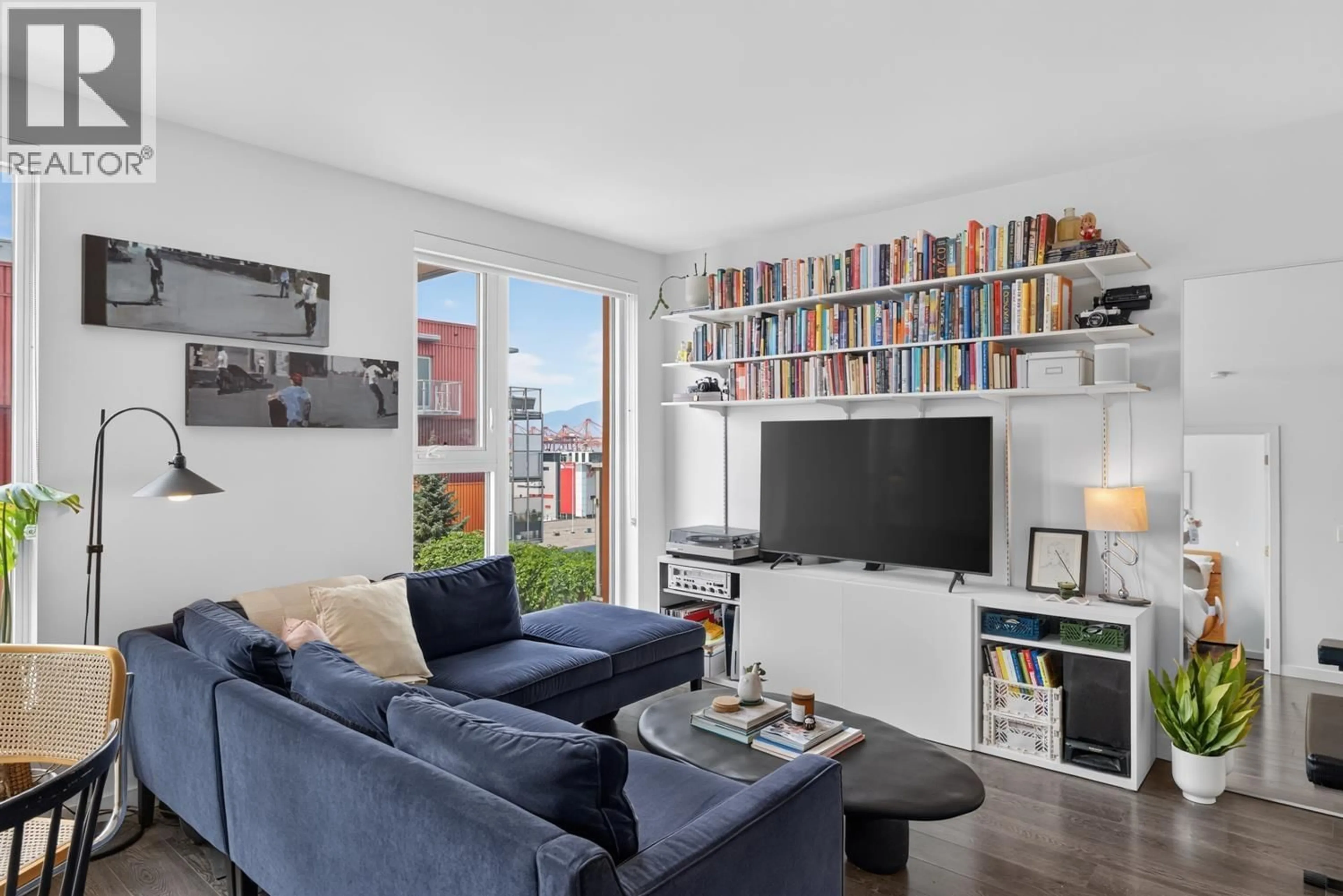 Living room with furniture, unknown for 1009 - 983 HASTINGS STREET, Vancouver British Columbia V6A0G9