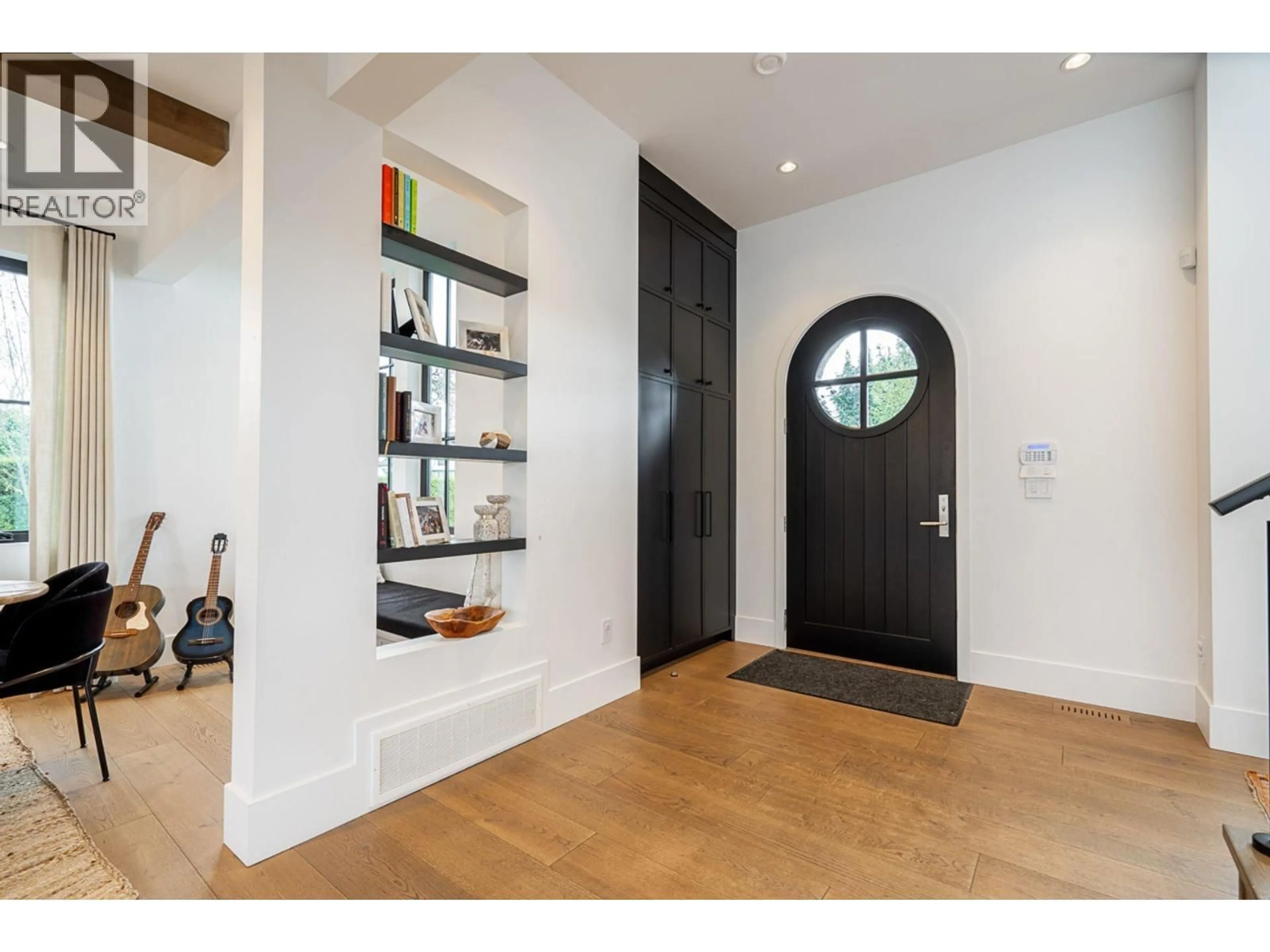 Indoor entryway for 4643 MIDLAWN DRIVE, Burnaby British Columbia V5C3P5