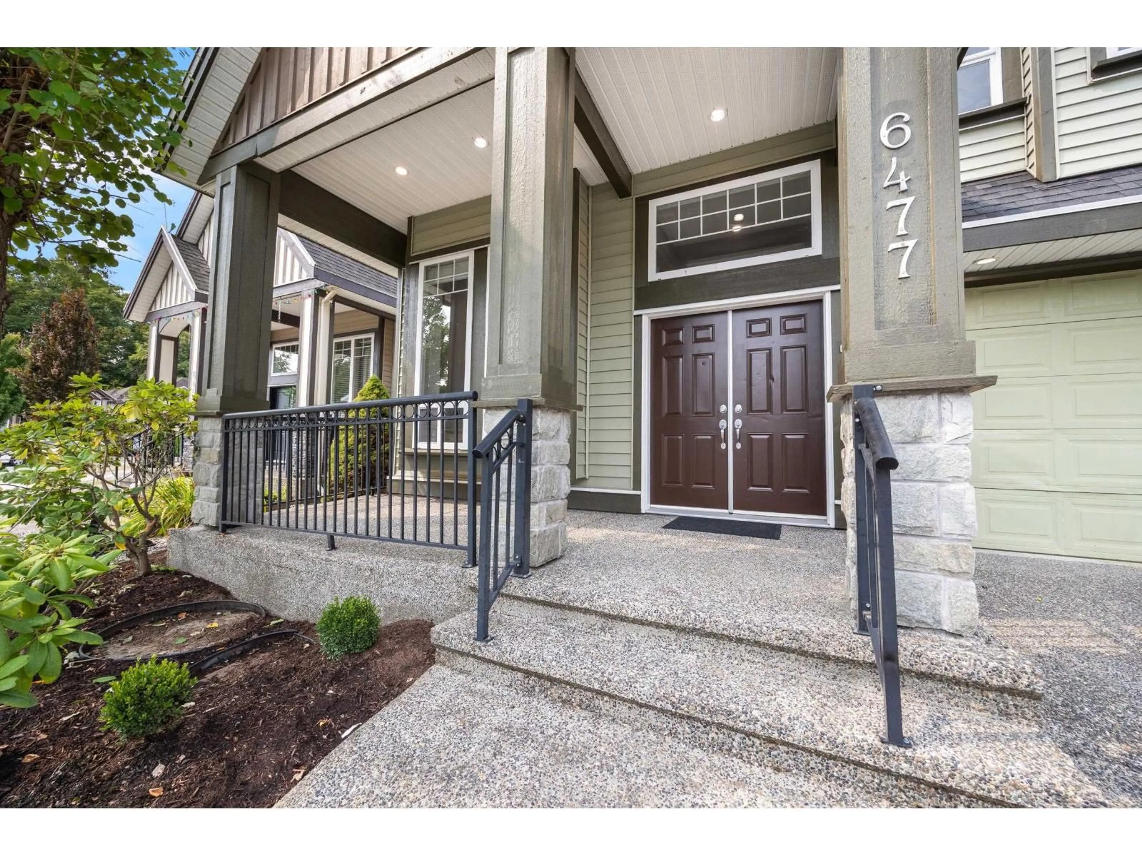 Indoor entryway for 6477 143 STREET, Surrey British Columbia V3W1T4