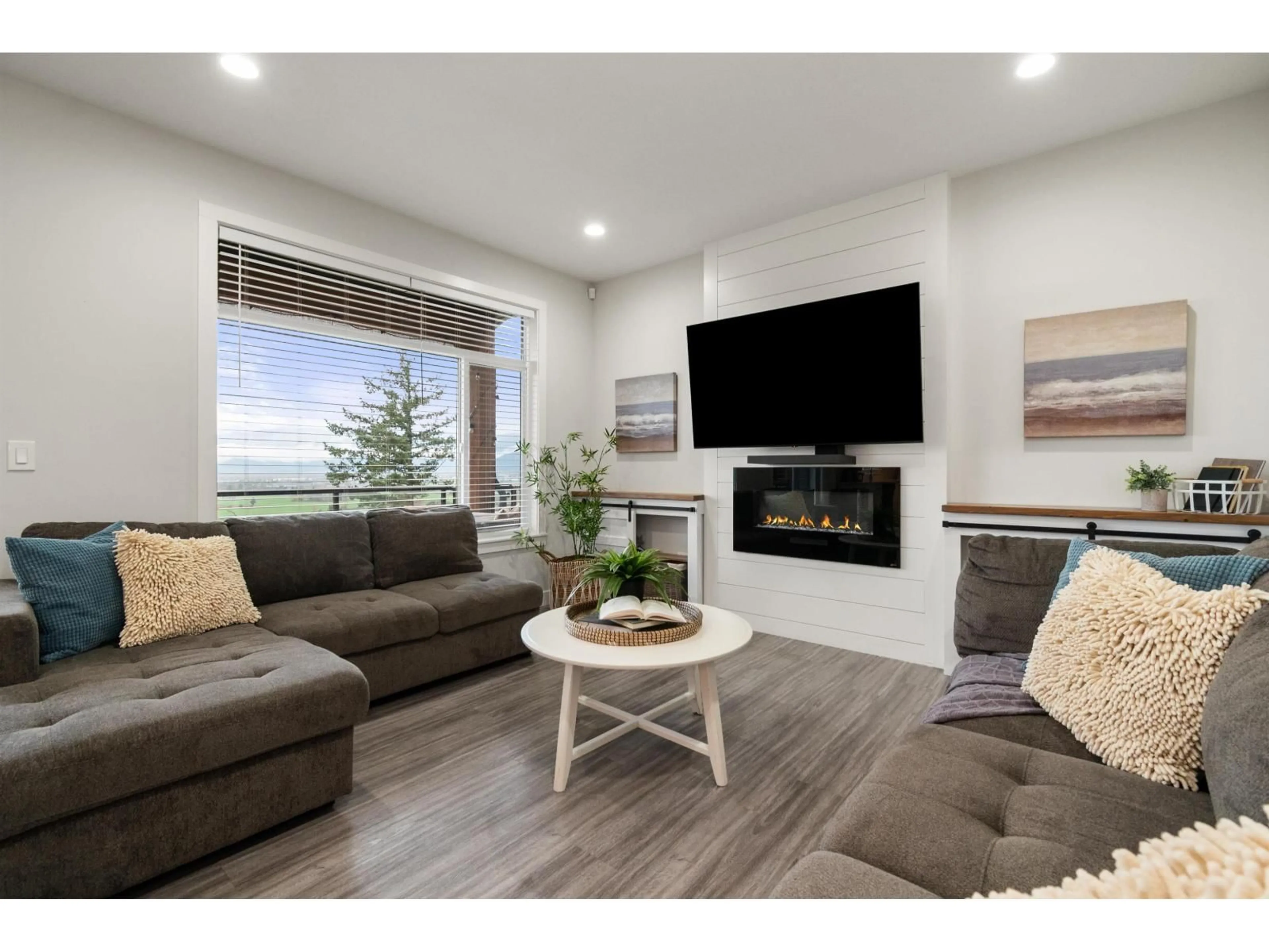 Living room with furniture, wood/laminate floor for 22 - 6262 REXFORD DRIVE, Chilliwack British Columbia V2R6B4