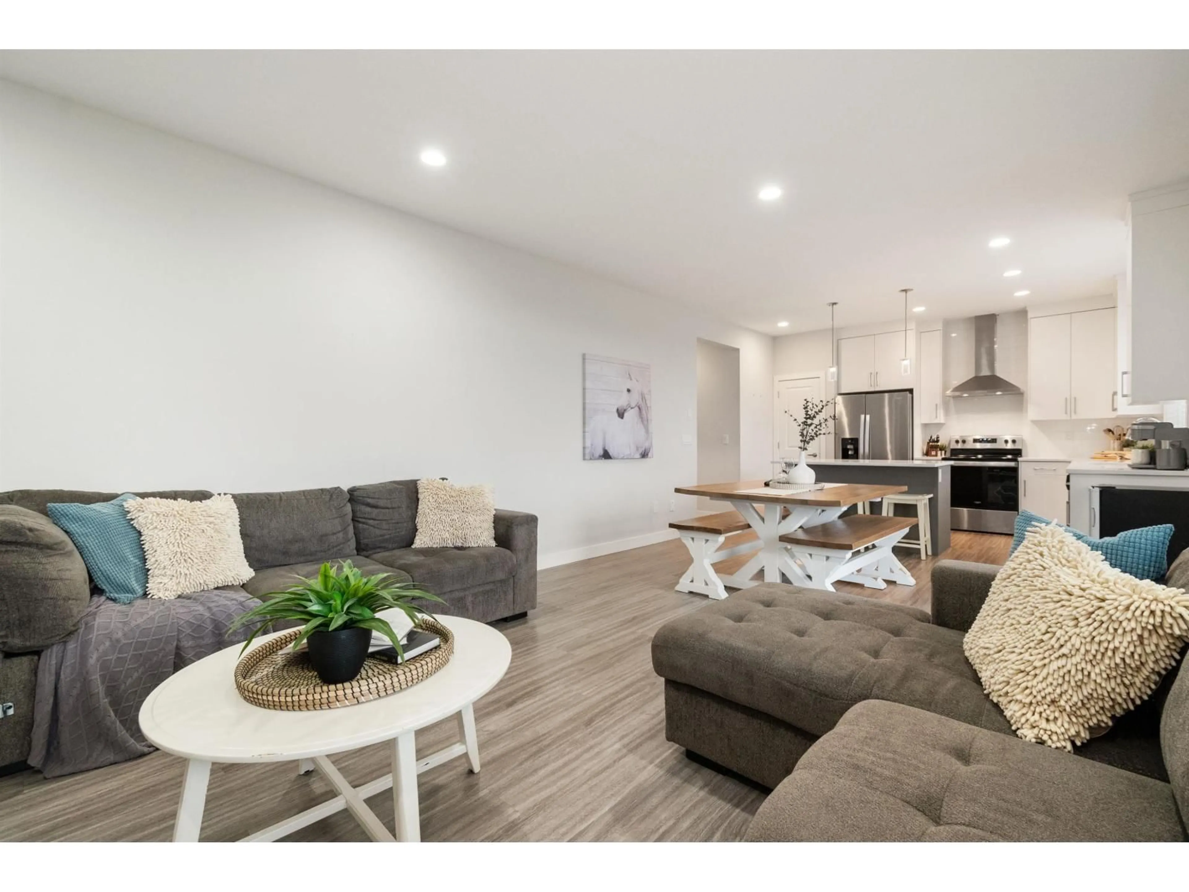 Living room with furniture, wood/laminate floor for 22 - 6262 REXFORD DRIVE, Chilliwack British Columbia V2R6B4