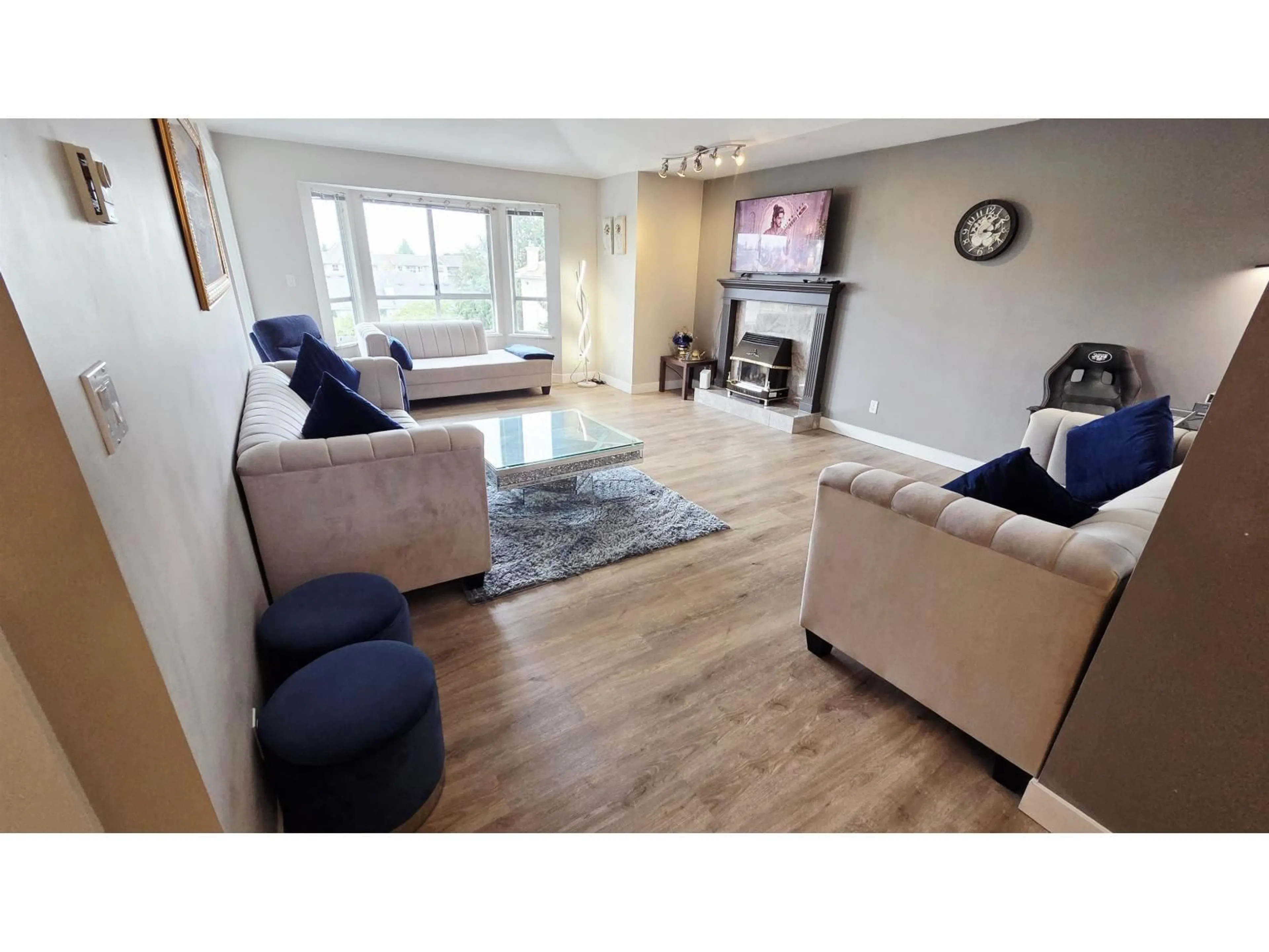 Living room with furniture, wood/laminate floor for 307 - 6440 197 STREET, Langley British Columbia V2Y1H9