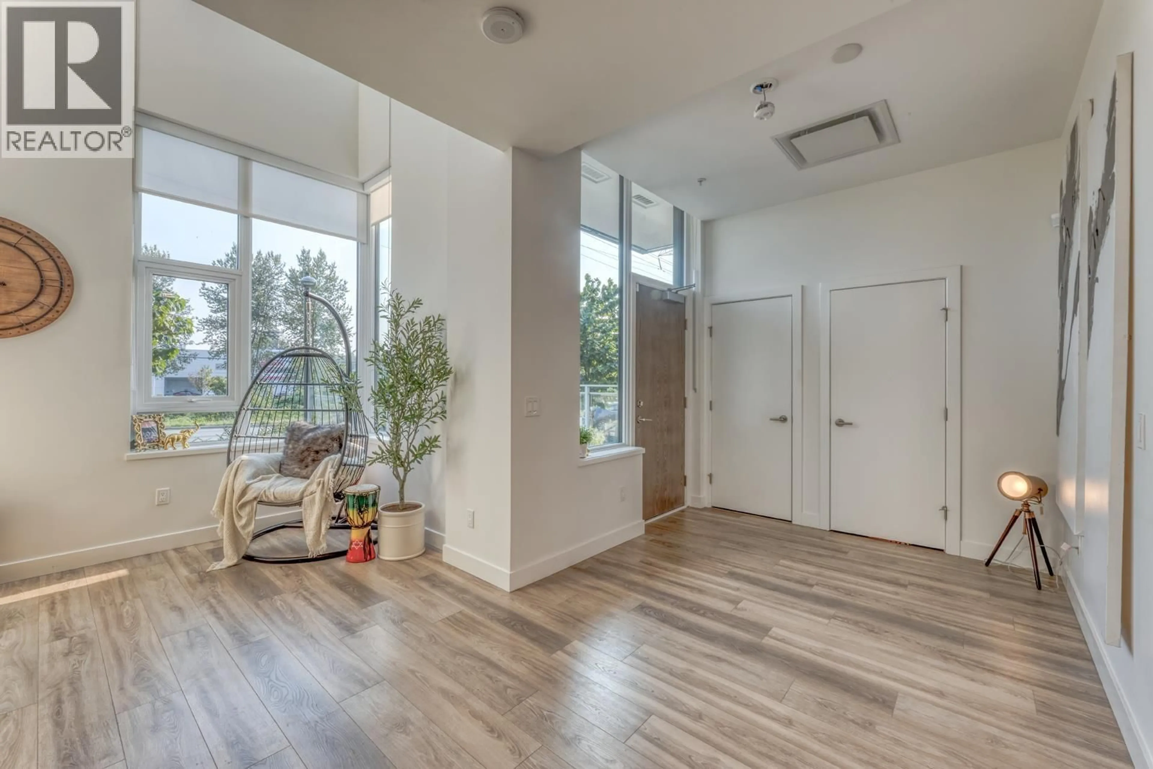 Indoor foyer for 106 - 4433 ALASKA STREET, Burnaby British Columbia V5C5T3