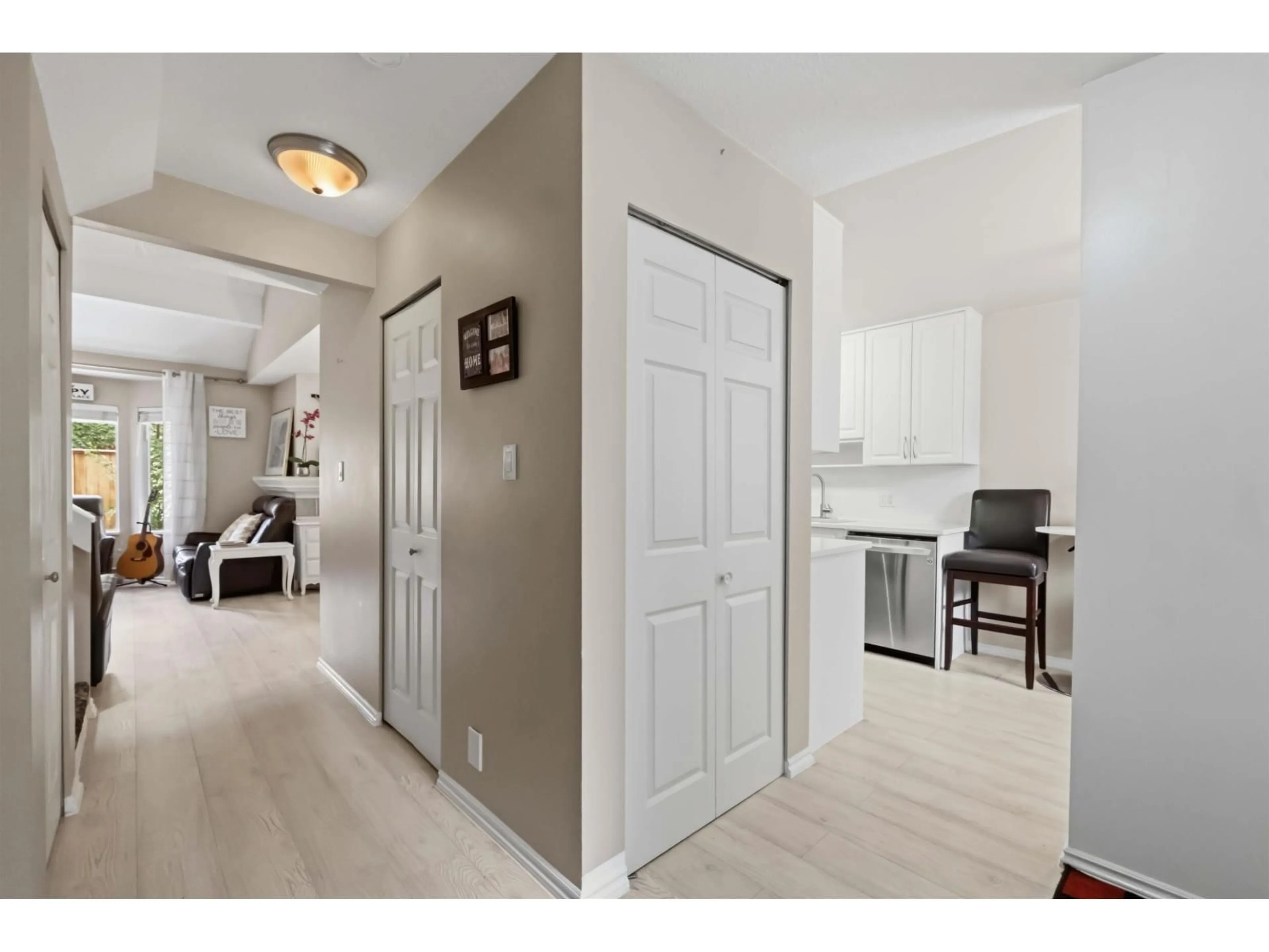 Indoor entryway for 2 - 10094 154 STREET, Surrey British Columbia V3R4J6