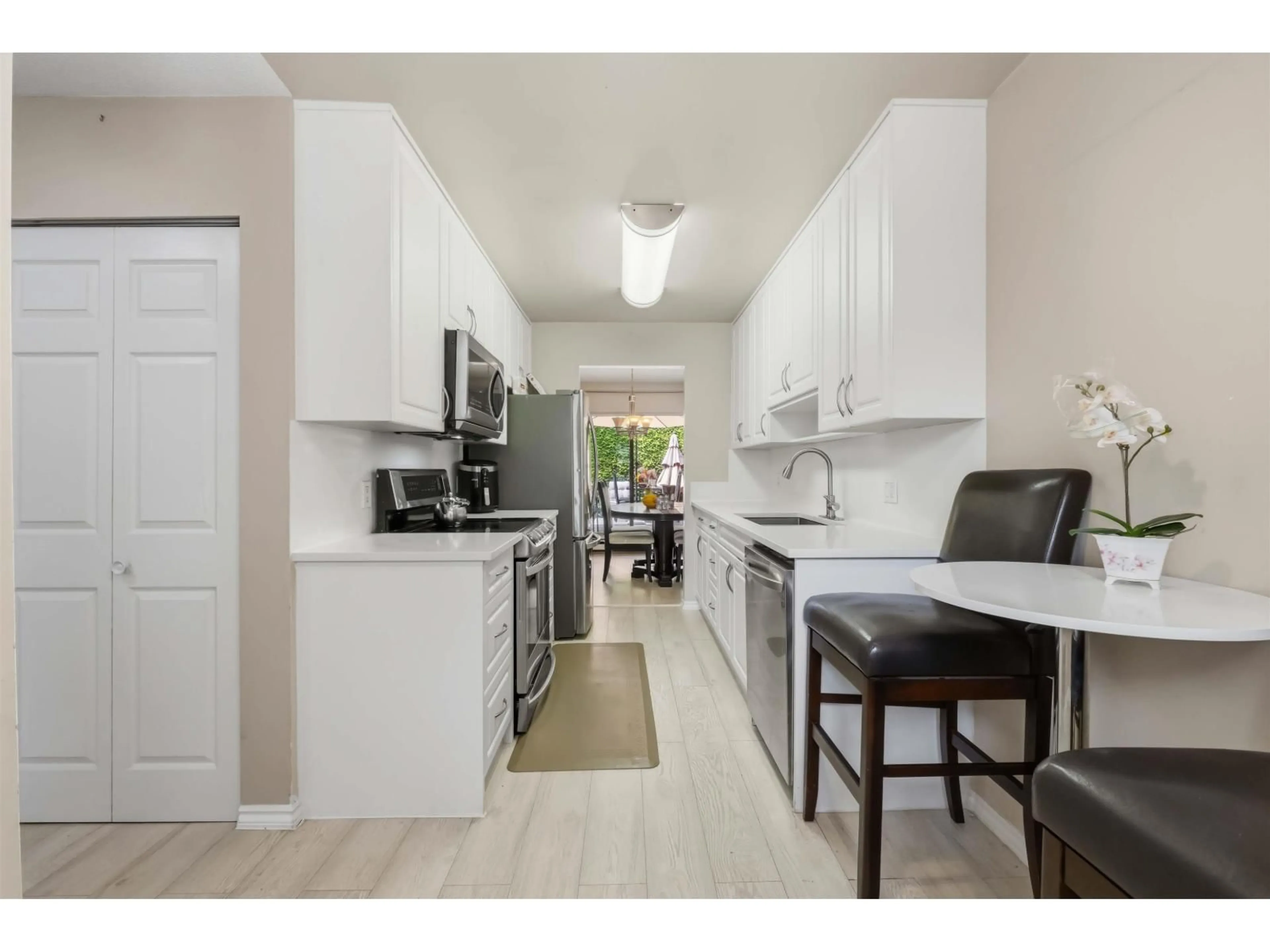 Standard kitchen, unknown for 2 - 10094 154 STREET, Surrey British Columbia V3R4J6