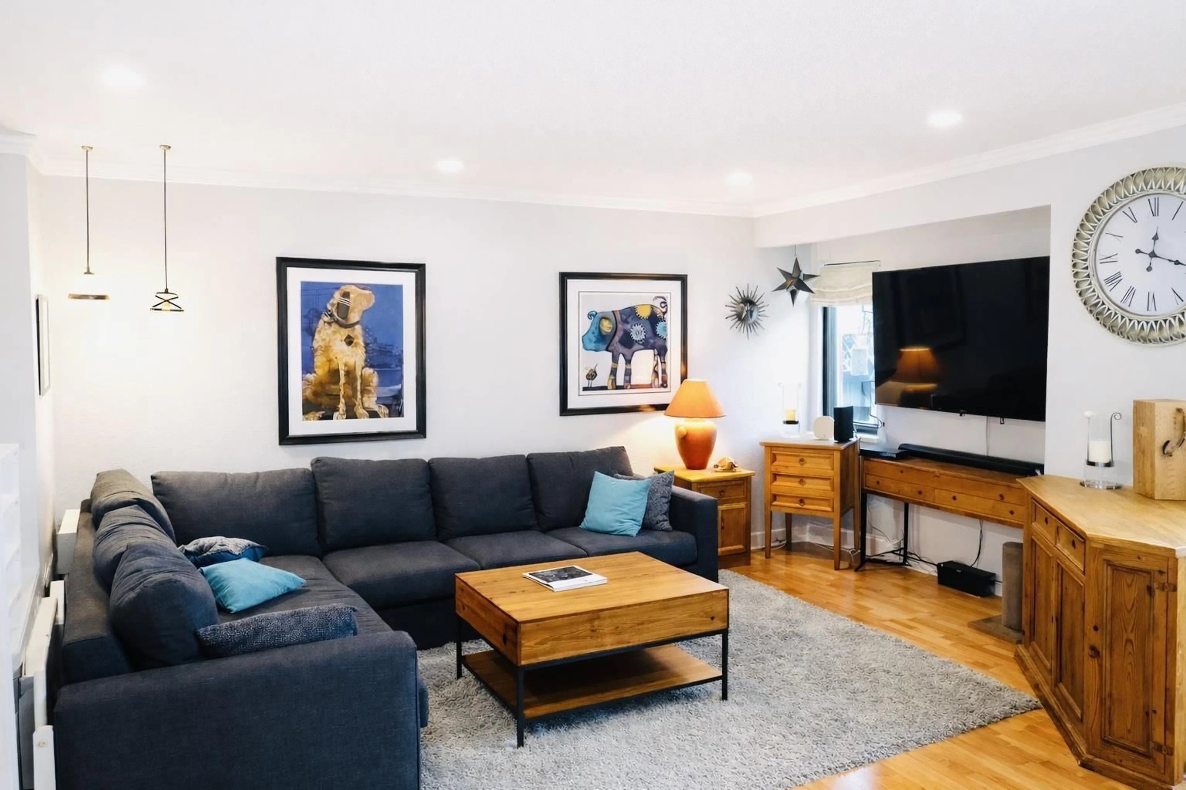 Living room with furniture, wood/laminate floor for 55 - 9955 140 STREET, Surrey British Columbia V3T4M4