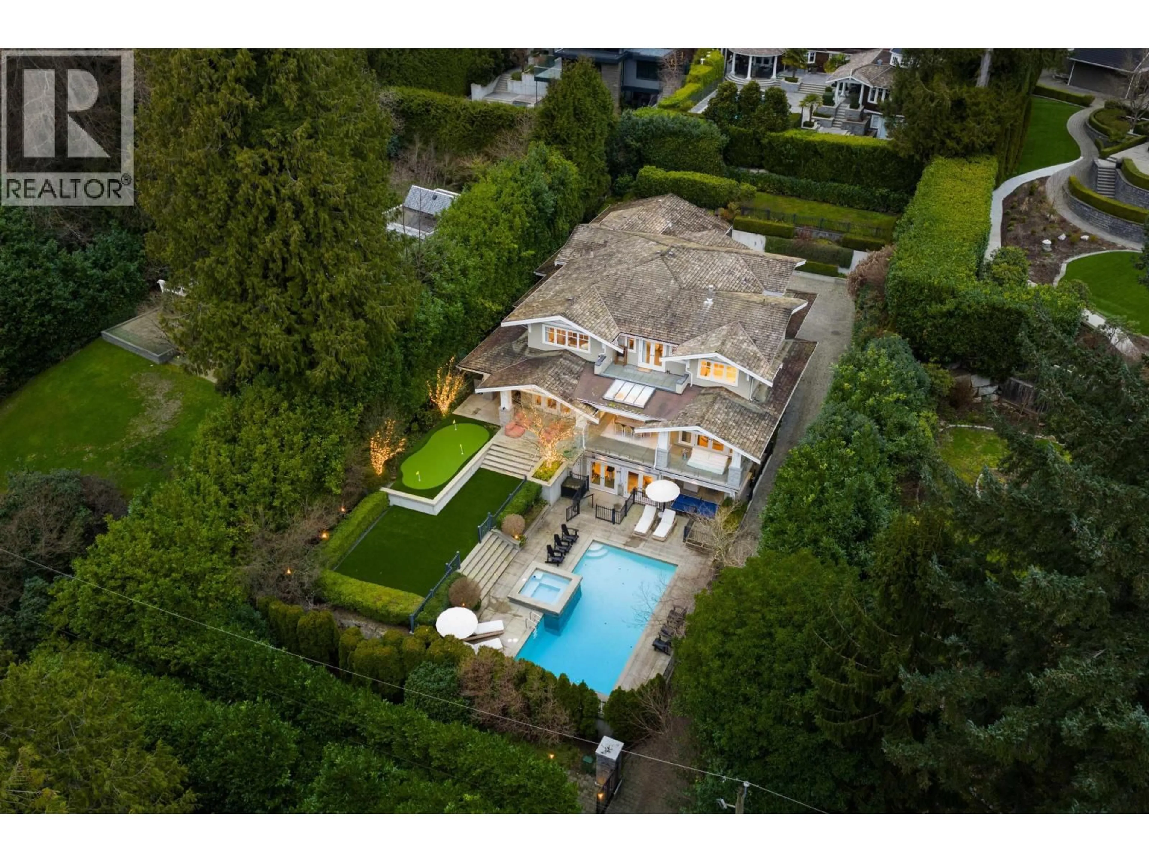 A pic from outside/outdoor area/front of a property/back of a property/a pic from drone, street for 2955 ROSEBERY AVENUE, West Vancouver British Columbia V7V3A5