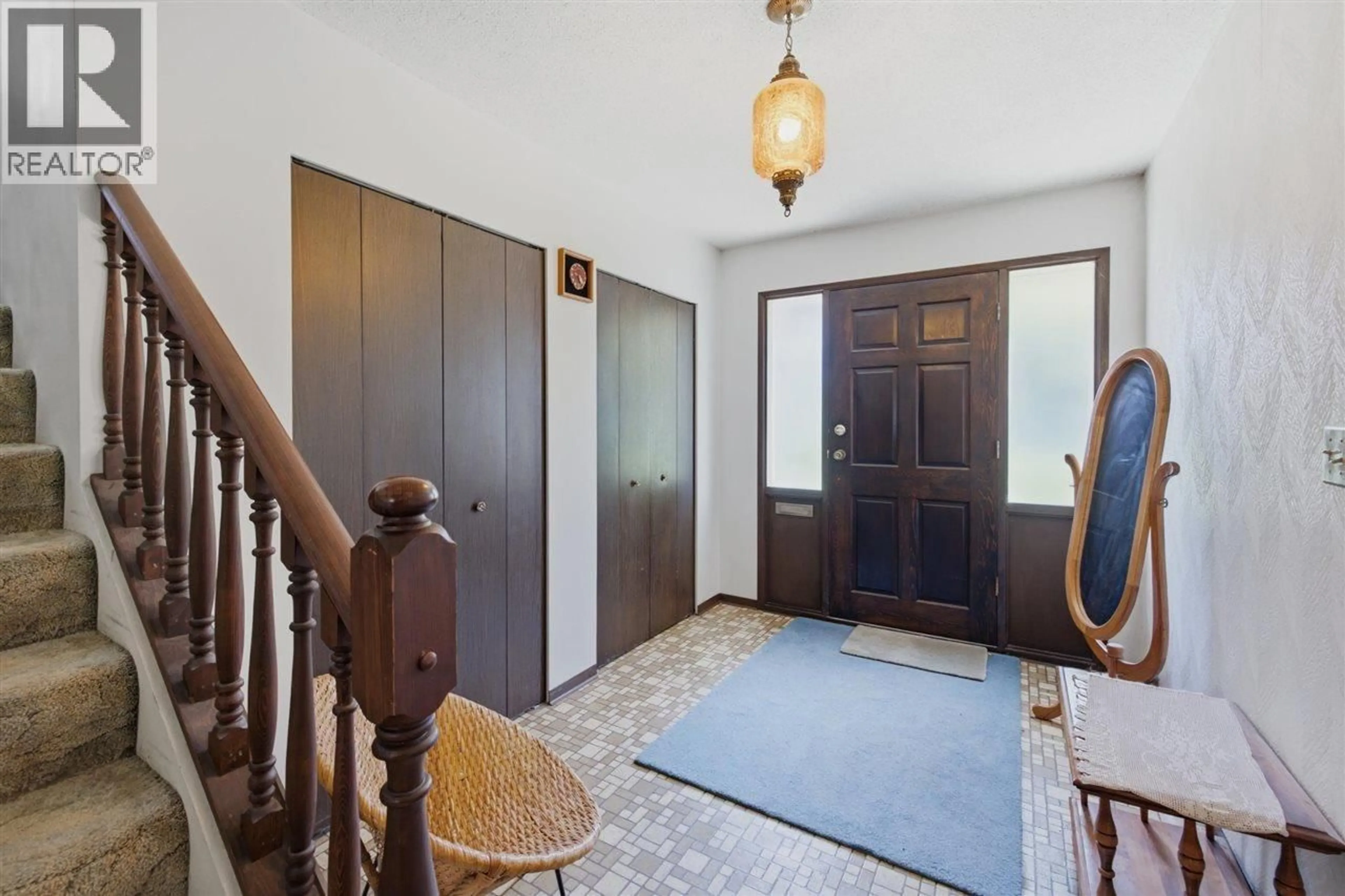 Indoor foyer for 967 PELTON AVENUE, Coquitlam British Columbia V3J2J3