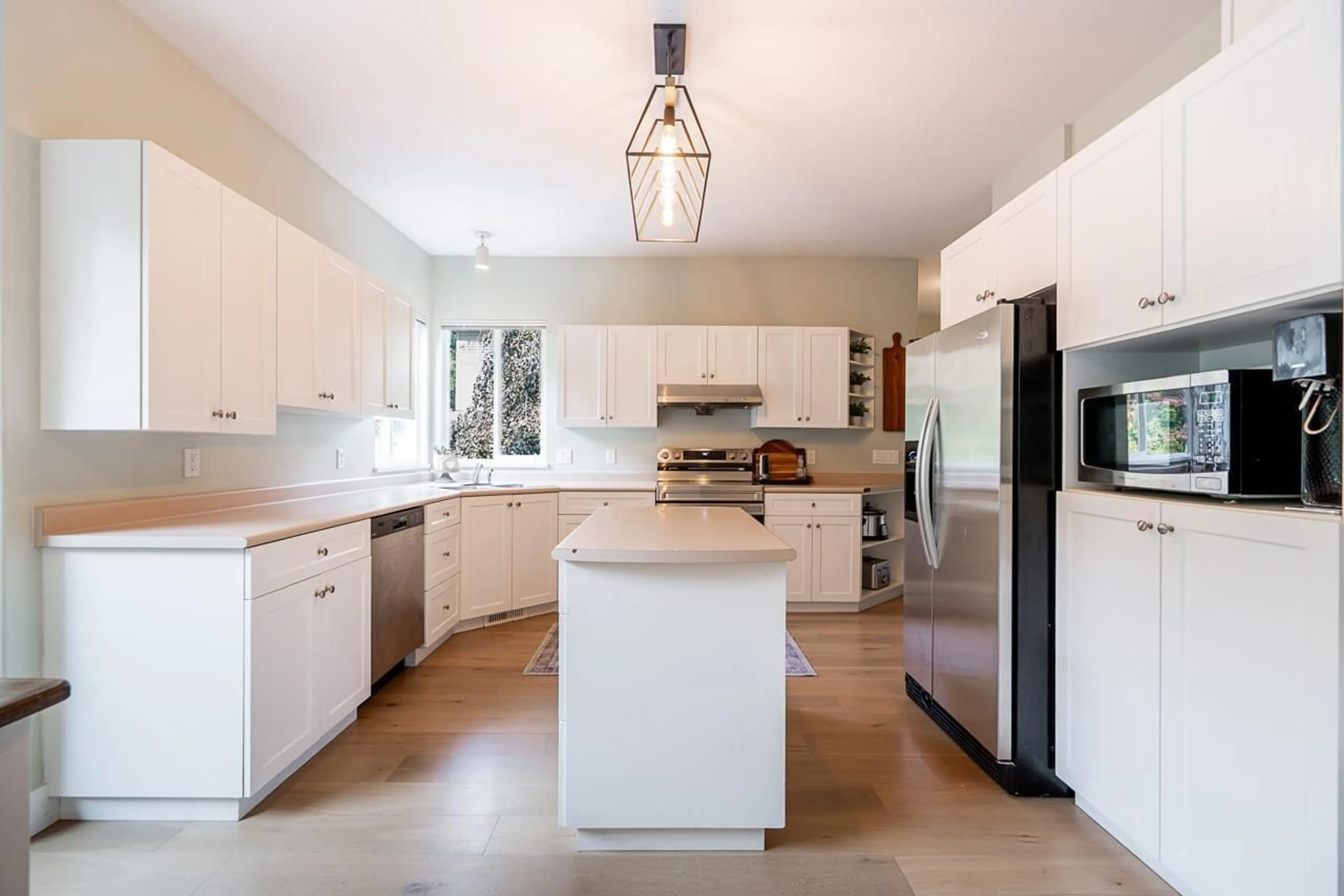 Open concept kitchen, ceramic/tile floor for 21215 43 AVENUE, Langley British Columbia V3A7R9