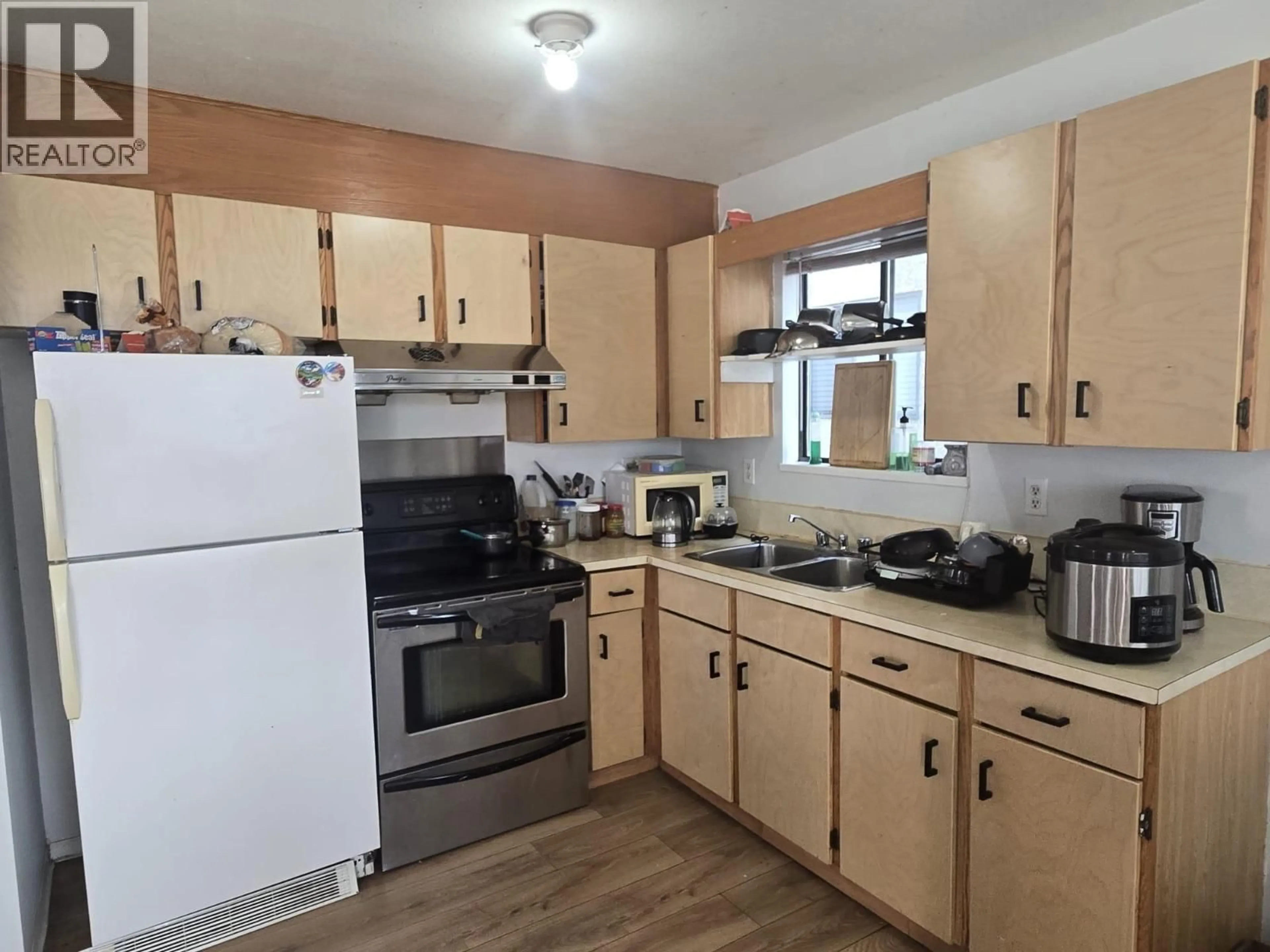 Standard kitchen, wood/laminate floor for 7405 4TH STREET, Burnaby British Columbia V3N4T4