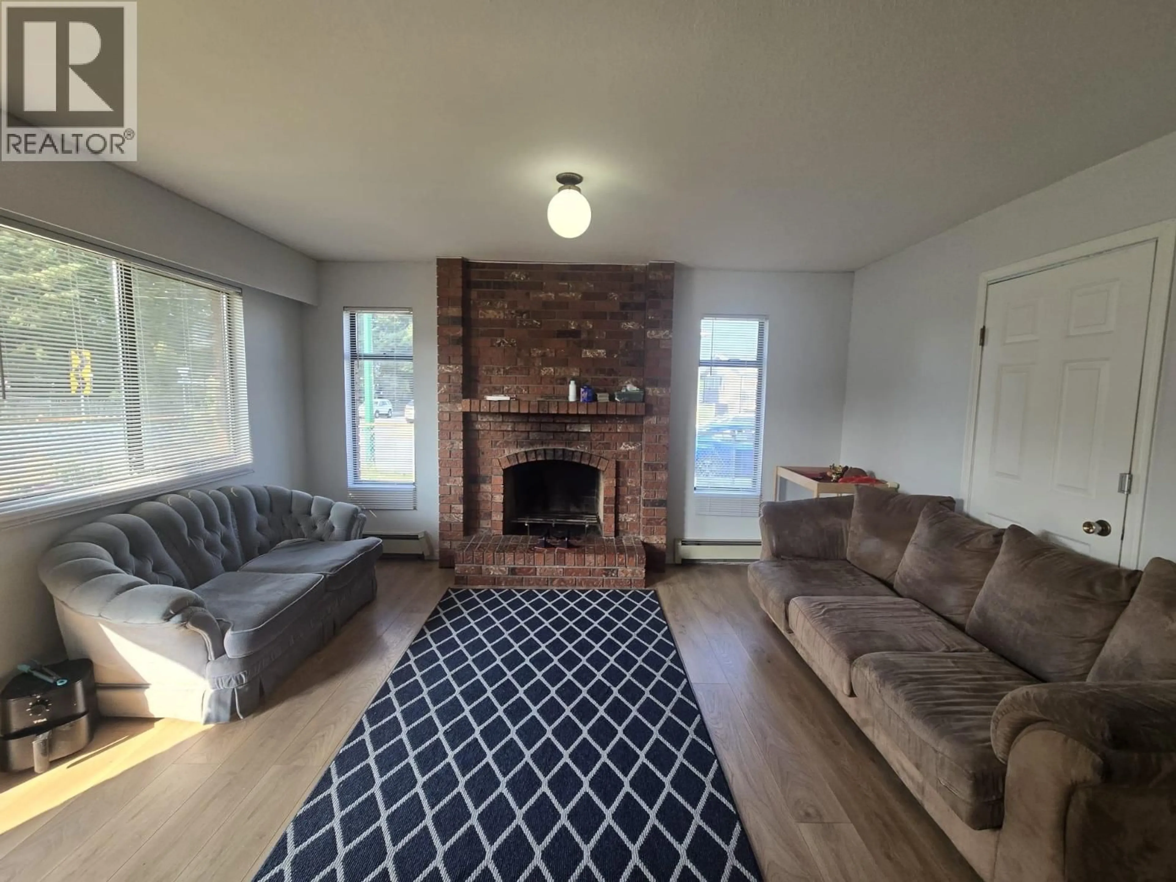 Living room with furniture, unknown for 7405 4TH STREET, Burnaby British Columbia V3N4T4