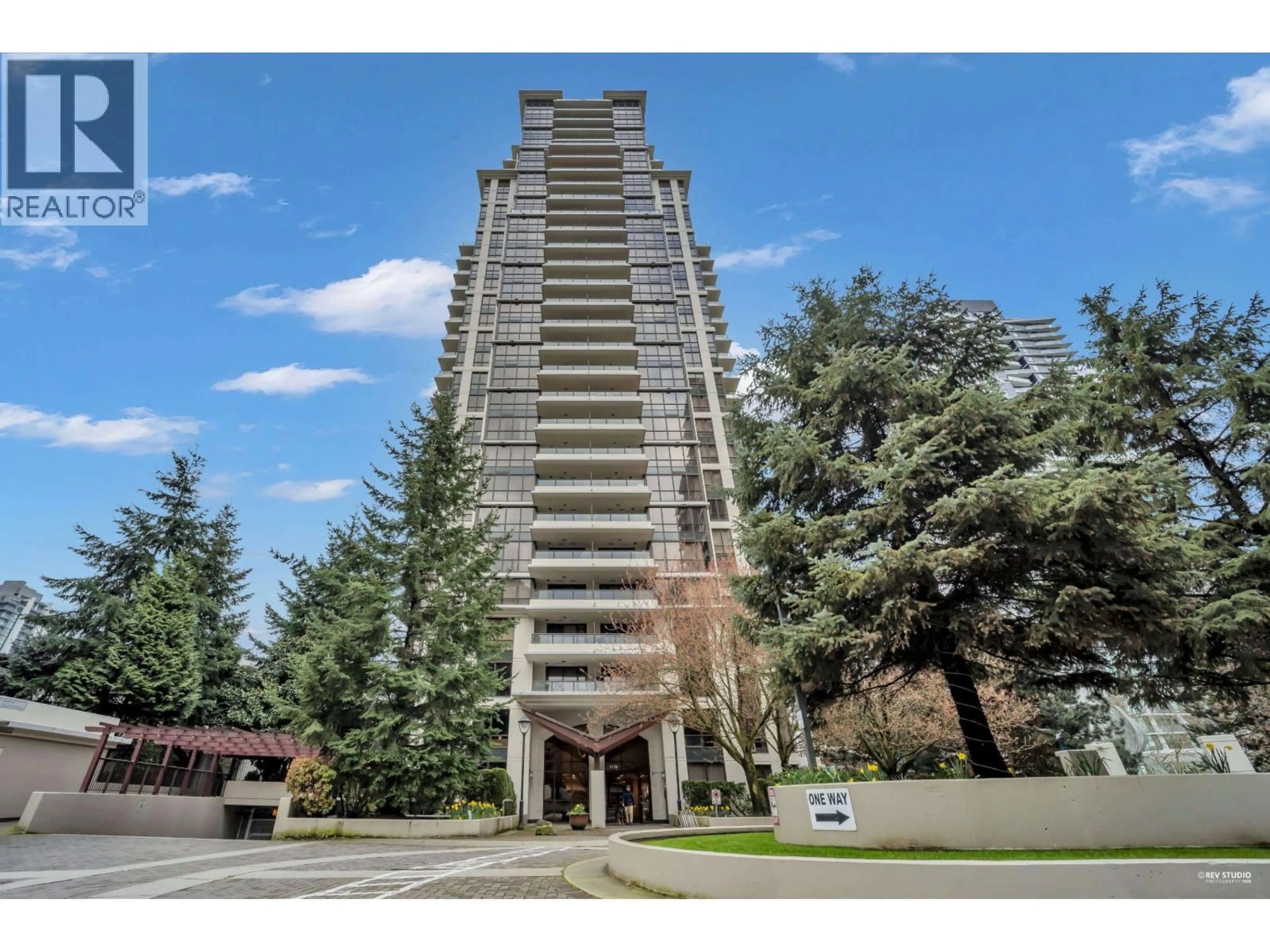Indoor foyer for 1607 - 2138 MADISON AVENUE, Burnaby British Columbia V5C6T6