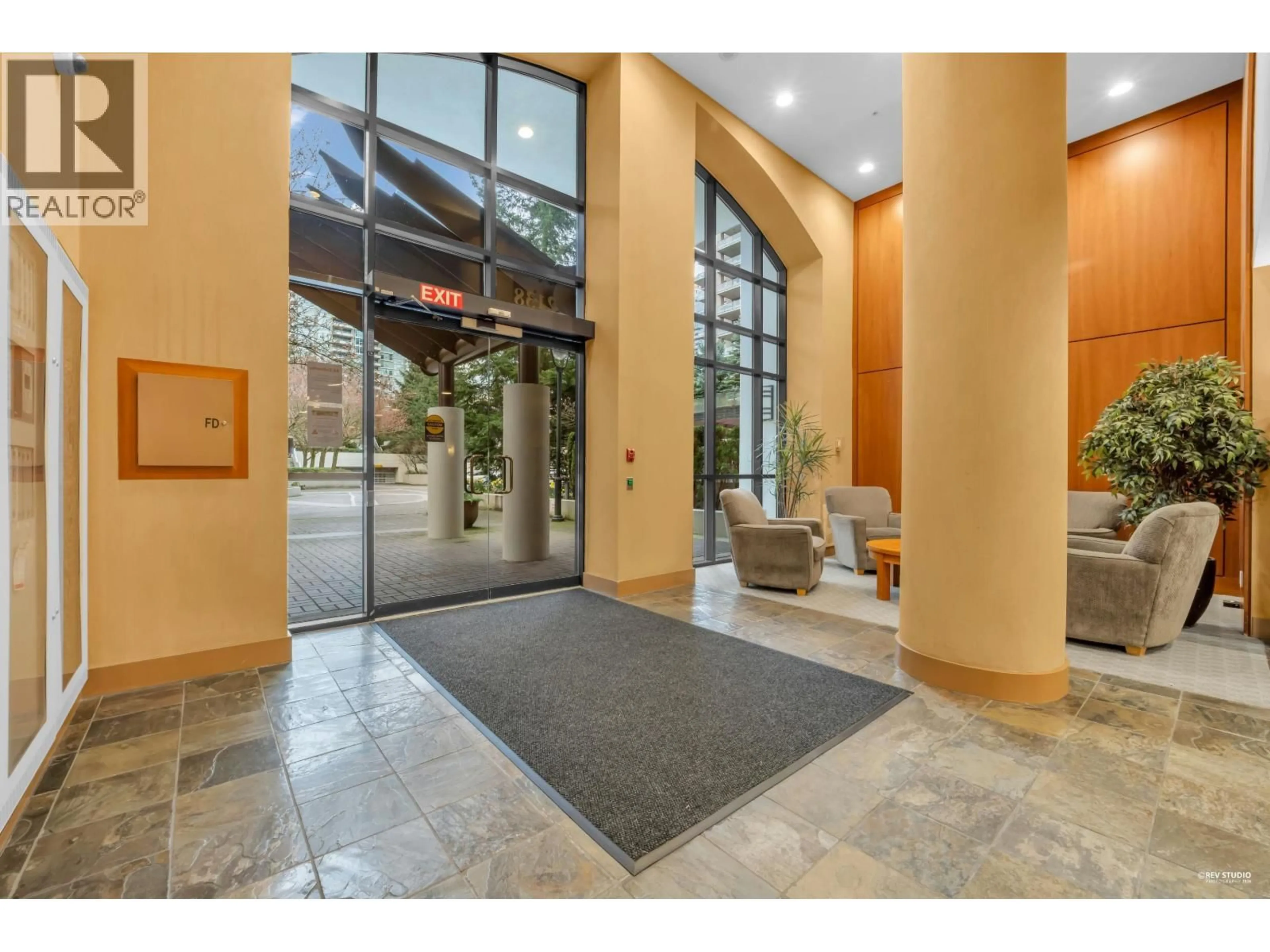Indoor foyer for 1607 - 2138 MADISON AVENUE, Burnaby British Columbia V5C6T6